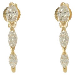 Pendientes Huggie de Diamantes Marquesa de Oro Amarillo de 14 KT con Tres Piedras