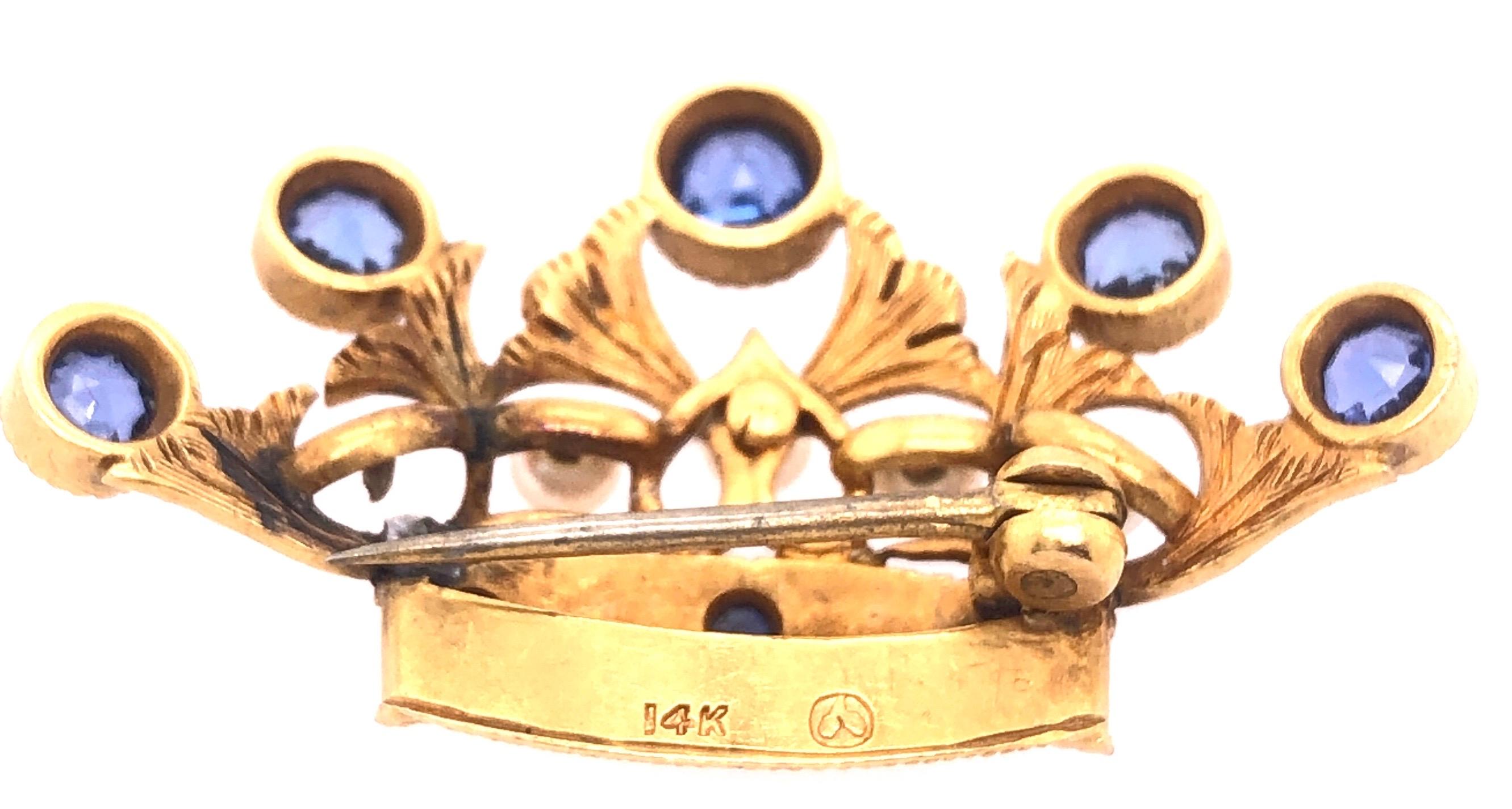 Art déco Broche ou épingle en forme de couronne diadème en or jaune 14 carats, perles et saphir en vente