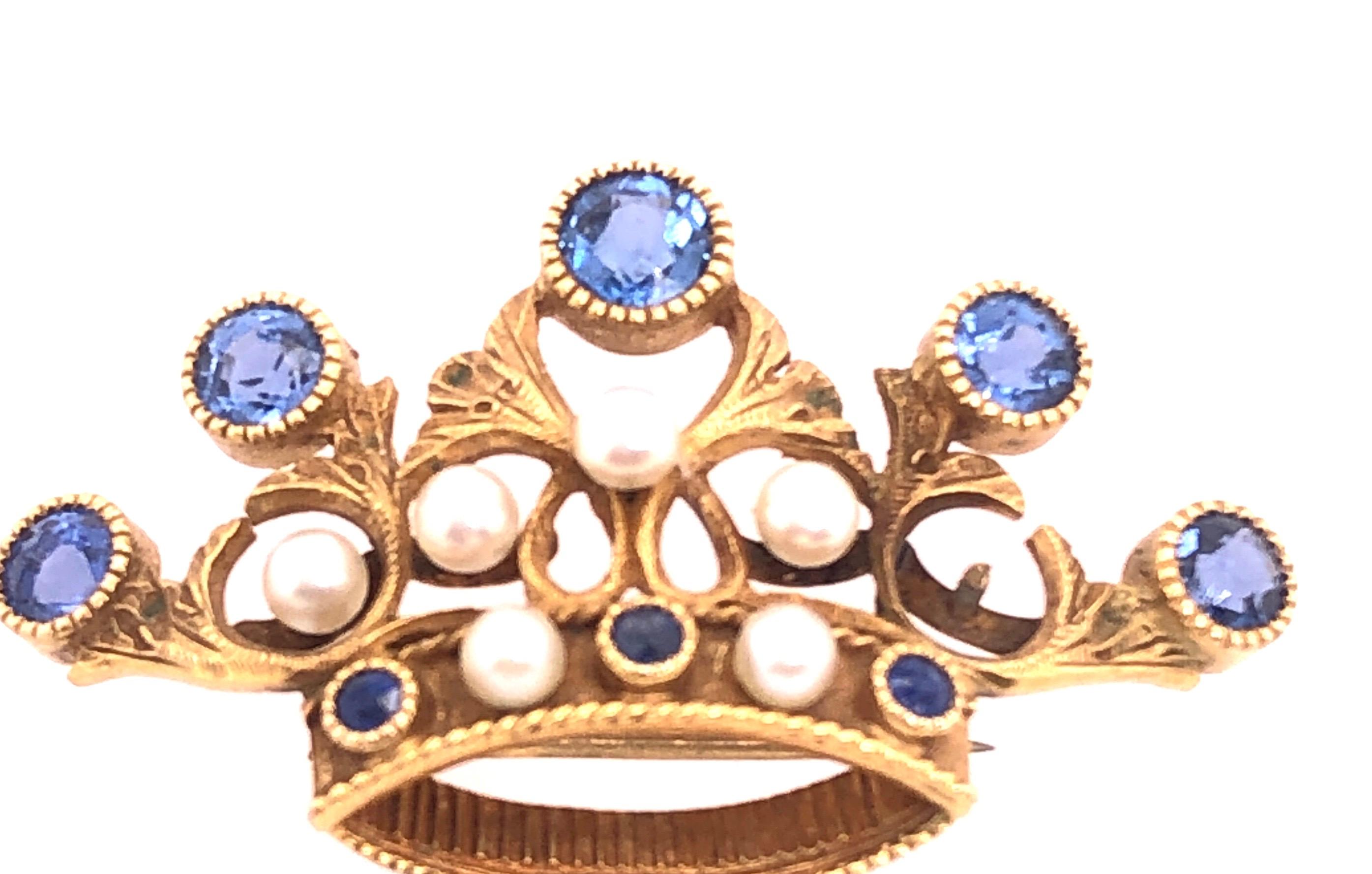 Taille ronde Broche ou épingle en forme de couronne diadème en or jaune 14 carats, perles et saphir en vente