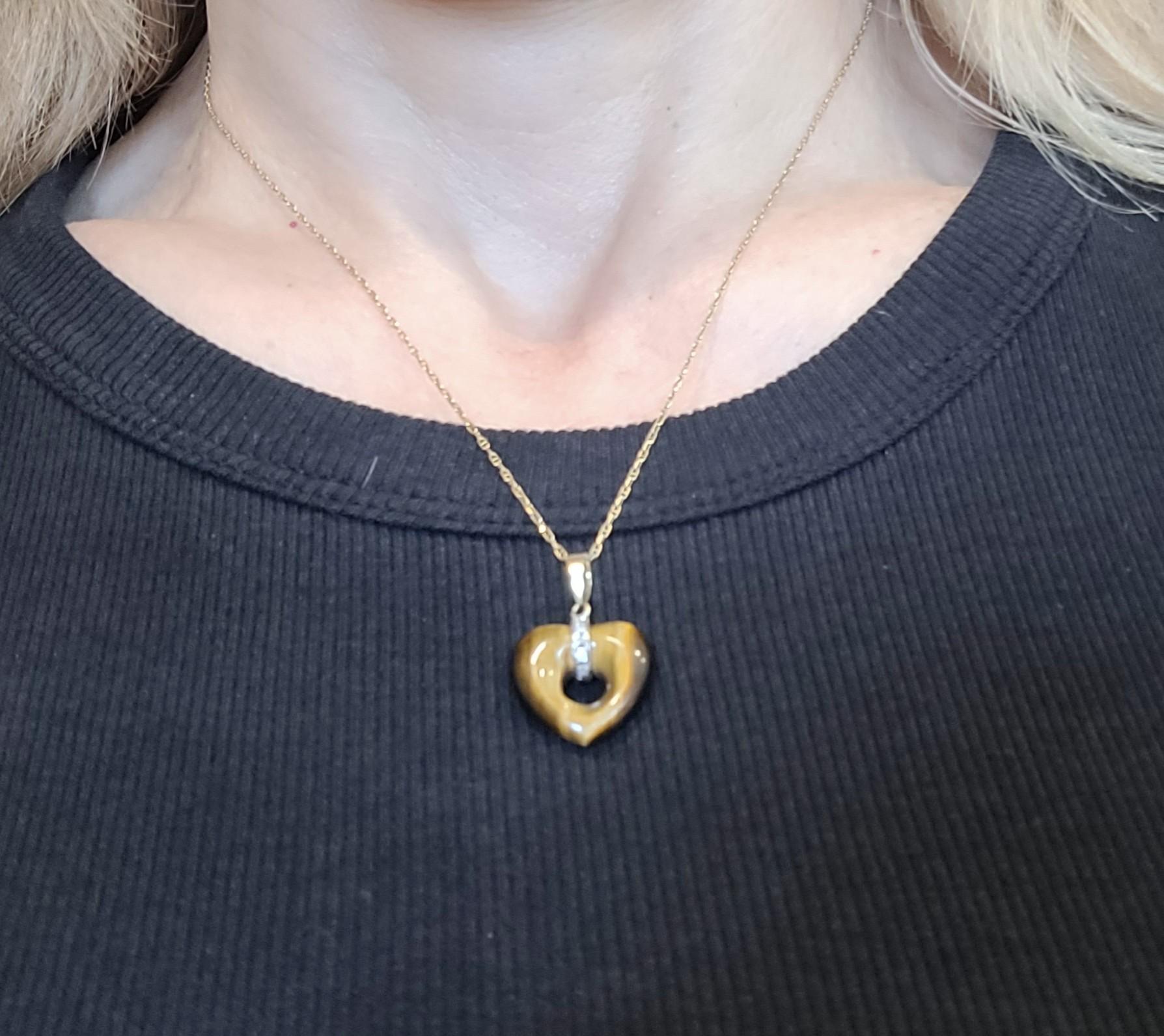Pendentif œil de tigre en or jaune 14kt avec diamants, or bicolore, 5 diamants taille unique de 0,05cttw, avec chaîne de 18 pouces, Figaro italien, fermoir à anneau à ressort - Ce bijou exquis présente un pendentif en forme de cœur fabriqué avec de