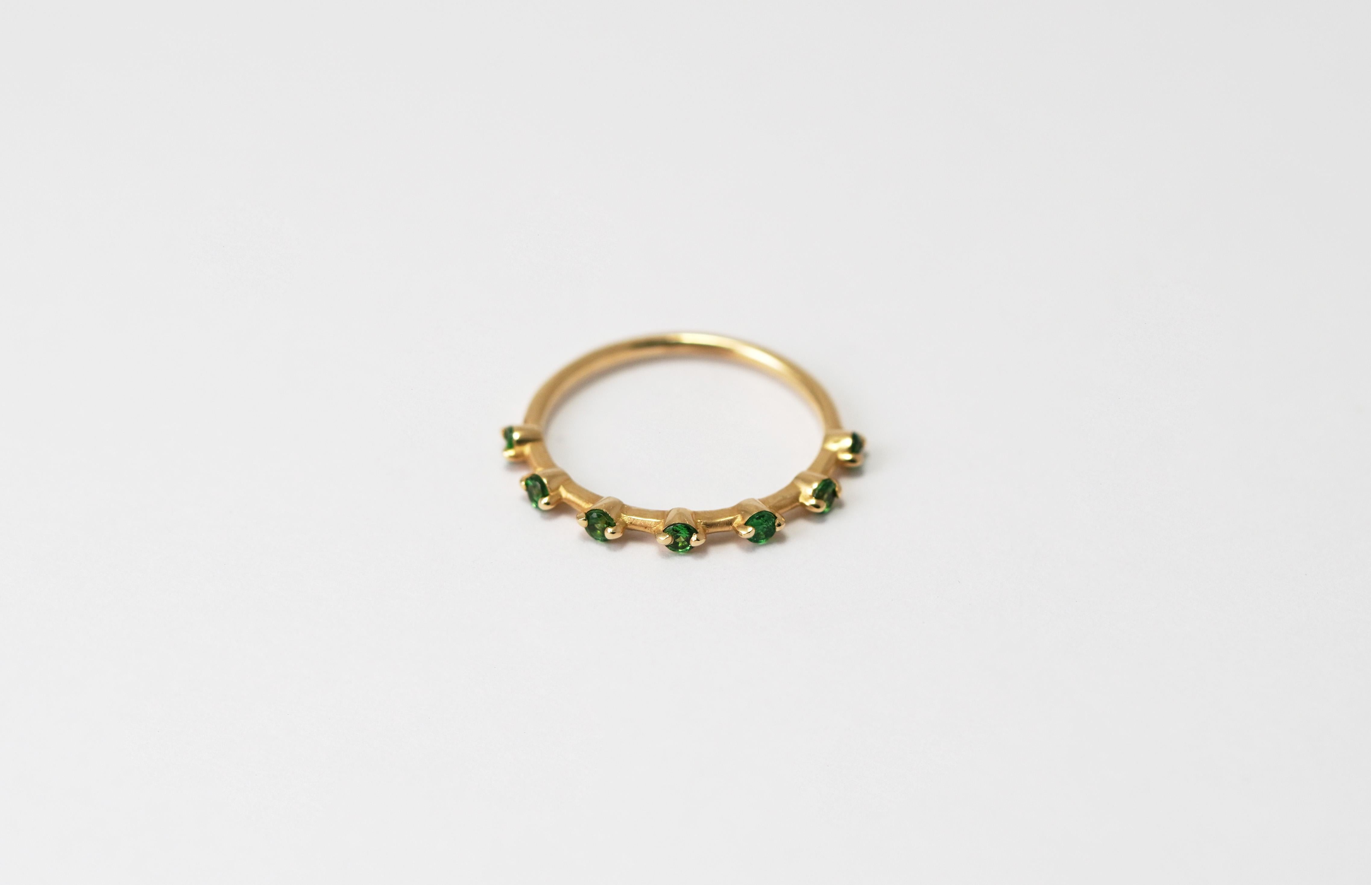 Luminoso, fresco e pieno di vita, questo anello in oro giallo 14kt mette in risalto la bellezza sorprendente di un granato tsavorite verde dal taglio brillante. La fascia elegante e minimale, del peso di 1,01 grammi, offre una cornice dorata e calda