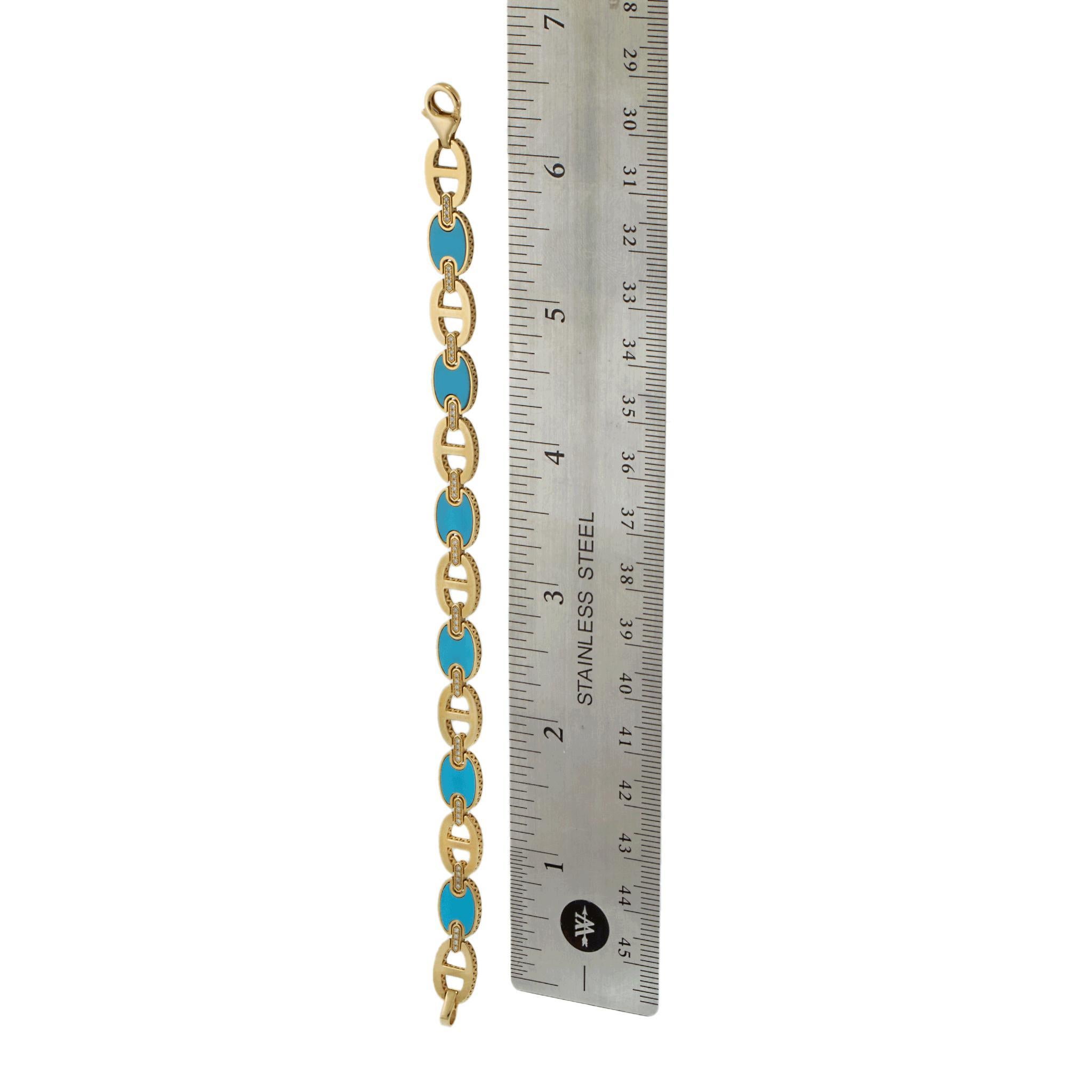 Vibrante e pieno di personalità, questo bracciale in oro giallo 14K presenta maglie ovali intarsiate di turchese brillante e accentate da diamanti tondi taglio brillante per un totale di 0,20 carati. I dettagli intricati sui bordi di ogni maglia