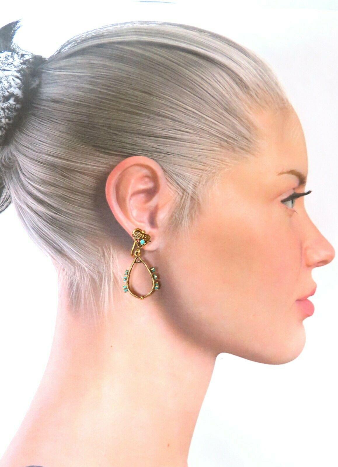 Boucles d'oreilles pendantes en turquoise naturelle

Longueur des boucles d'oreilles : 1,25 pouce

Or jaune 14kt 7,8 grammes
