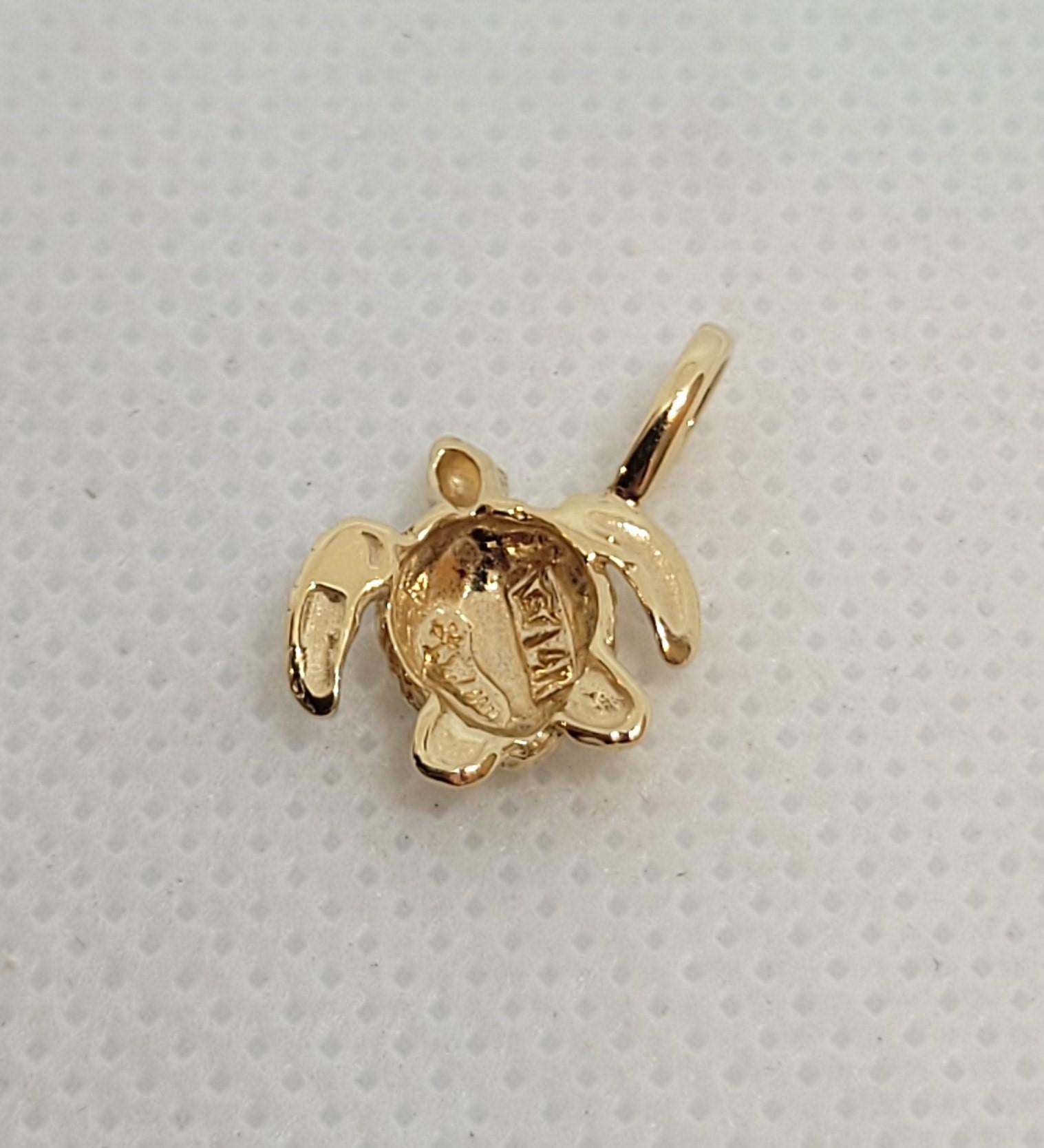 Modern 14kt Yellow Gold Turtle Pendant, Wyland Designer, Stamped, 11mm x 11mm, 1 gram