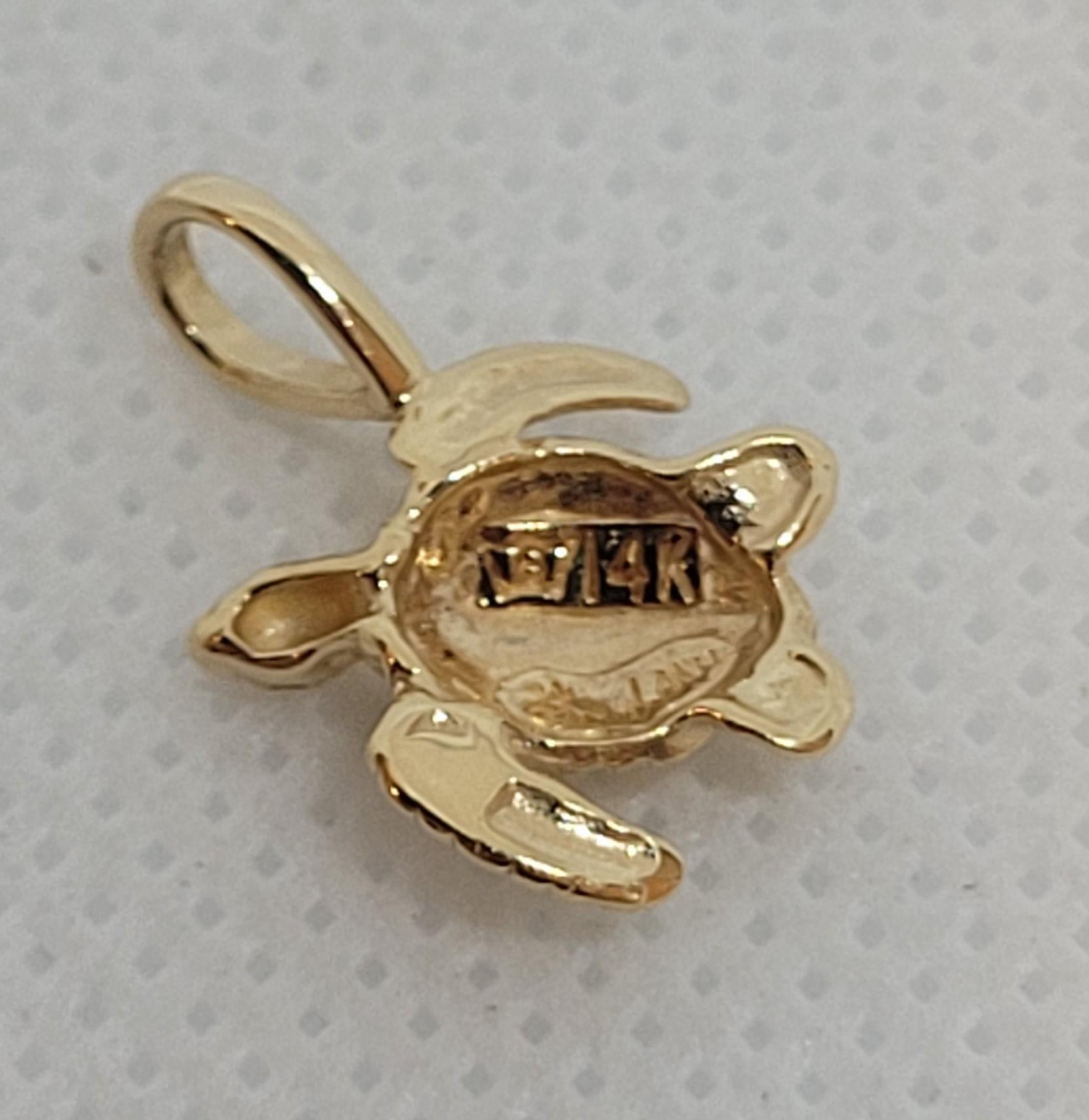 14kt Yellow Gold Turtle Pendant, Wyland Designer, Stamped, 11mm x 11mm, 1 gram In Good Condition In San Diego, CA