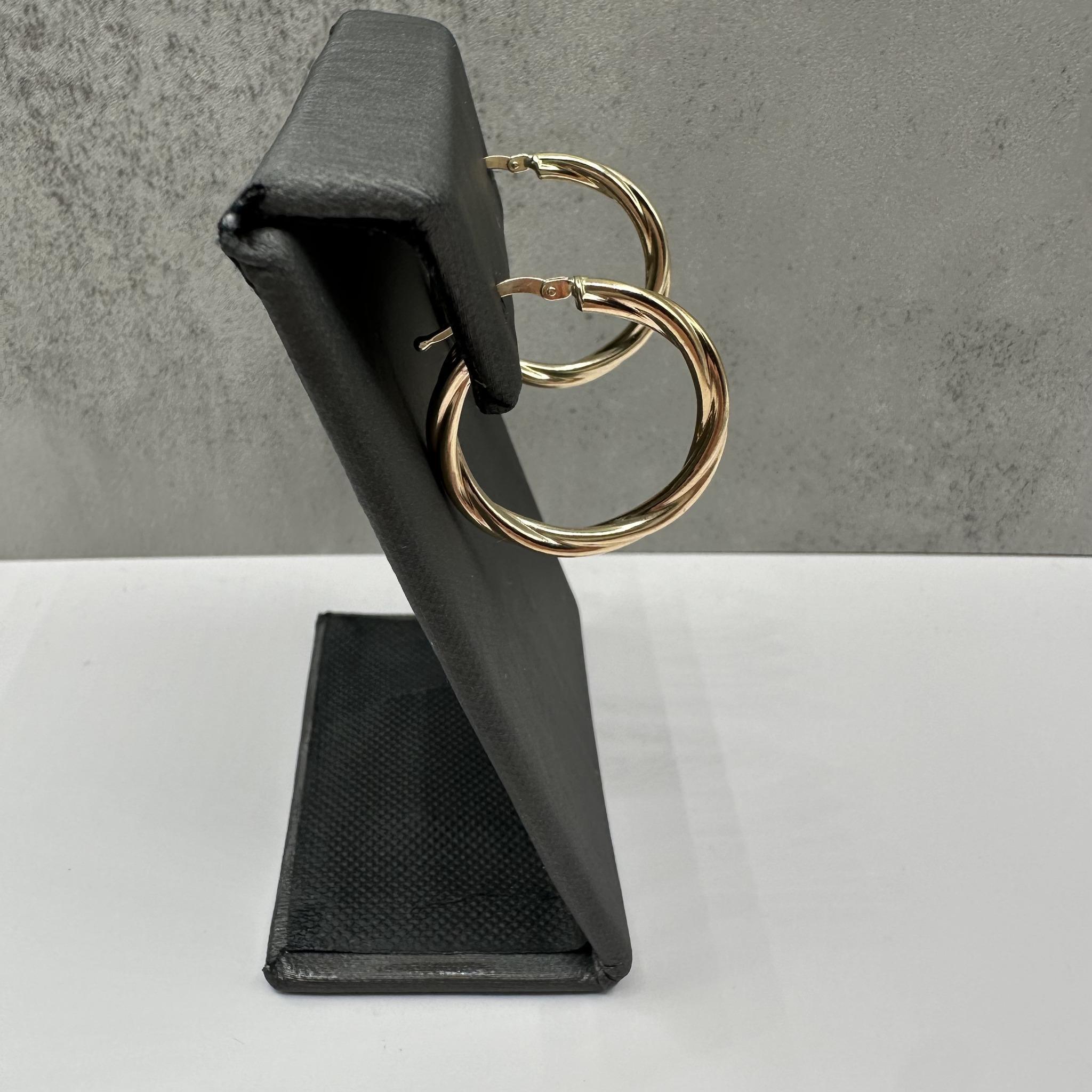 Créoles en or jaune 14kt - 1 1/16in, 2.9mm, 2g, New Neuf - En vente à West Hempstead, NY