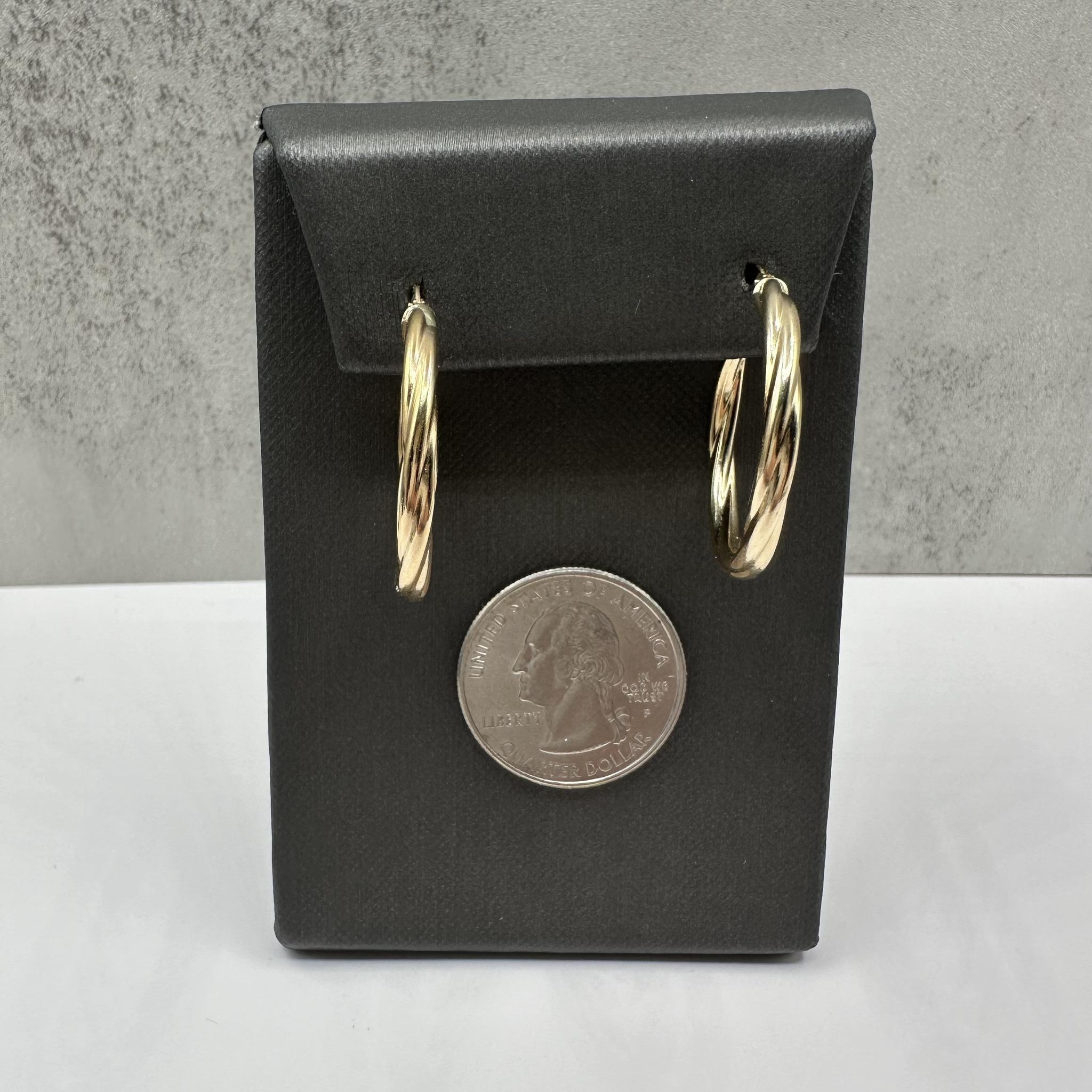 Créoles en or jaune 14kt - 1 1/16in, 2.9mm, 2g, New Unisexe en vente