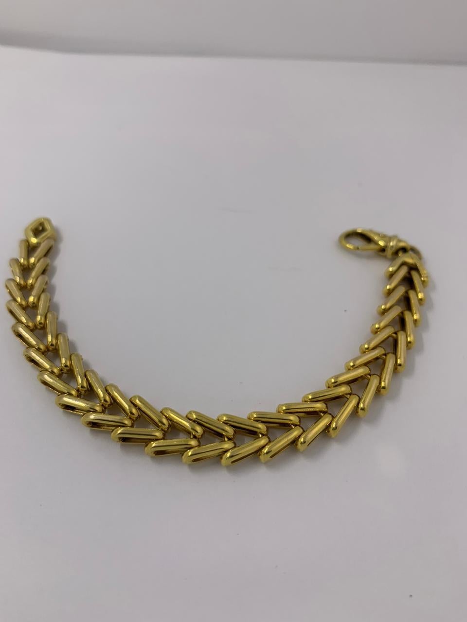 Women's 14 Karat Yellow Gold V-Link Bracelet, 14.3 Grams For Sale