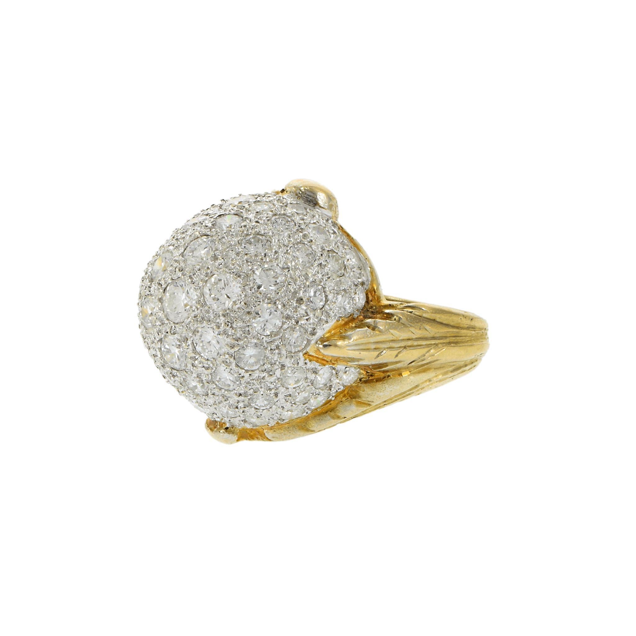 Questo audace e scultoreo anello a cupola vintage cattura il glamour del periodo Retro con la sua forma drammatica e lo scintillio opulento. Realizzato in oro giallo 14KT, l'anello presenta una superficie a cupola rialzata completamente incrostata