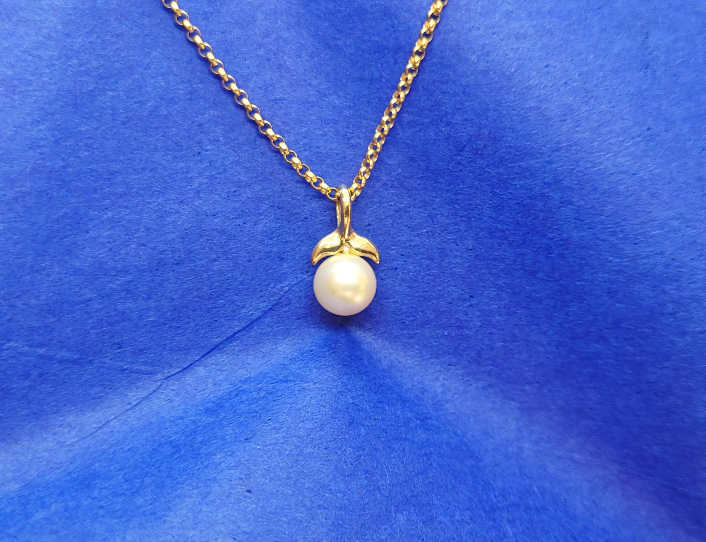 14kt Yellow Gold White Cultured Pearl Fin Pendant, 15mm x 8mm, 1 Gram, Stamped 14k with Crown 