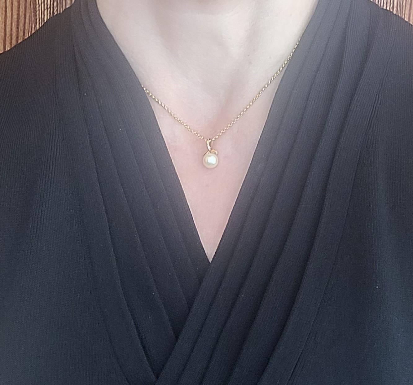 Modern 14kt Yellow Gold White Cultured Pearl Fin Pendant, 15mm x 8mm, 1 Gram, Stamped For Sale