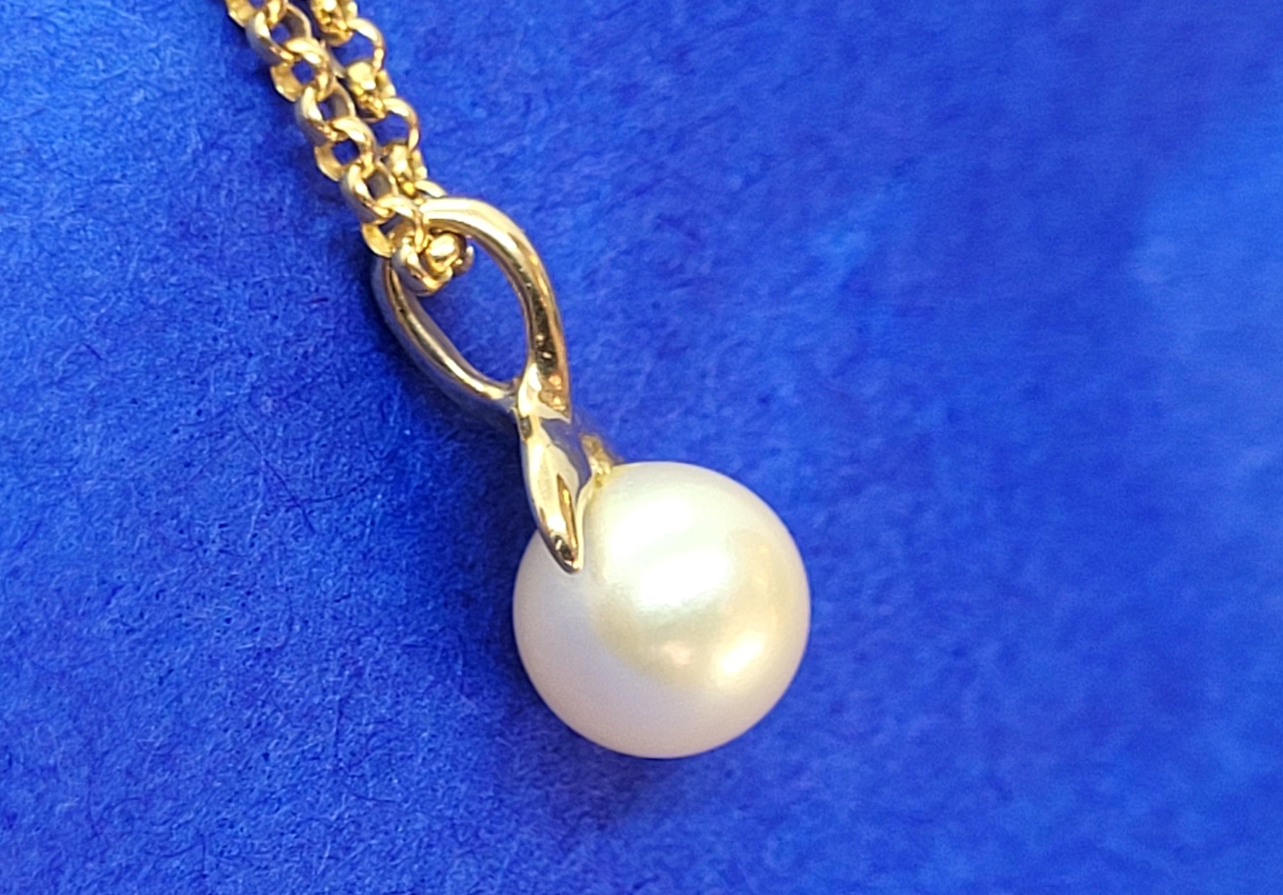 Round Cut 14kt Yellow Gold White Cultured Pearl Fin Pendant, 15mm x 8mm, 1 Gram, Stamped For Sale