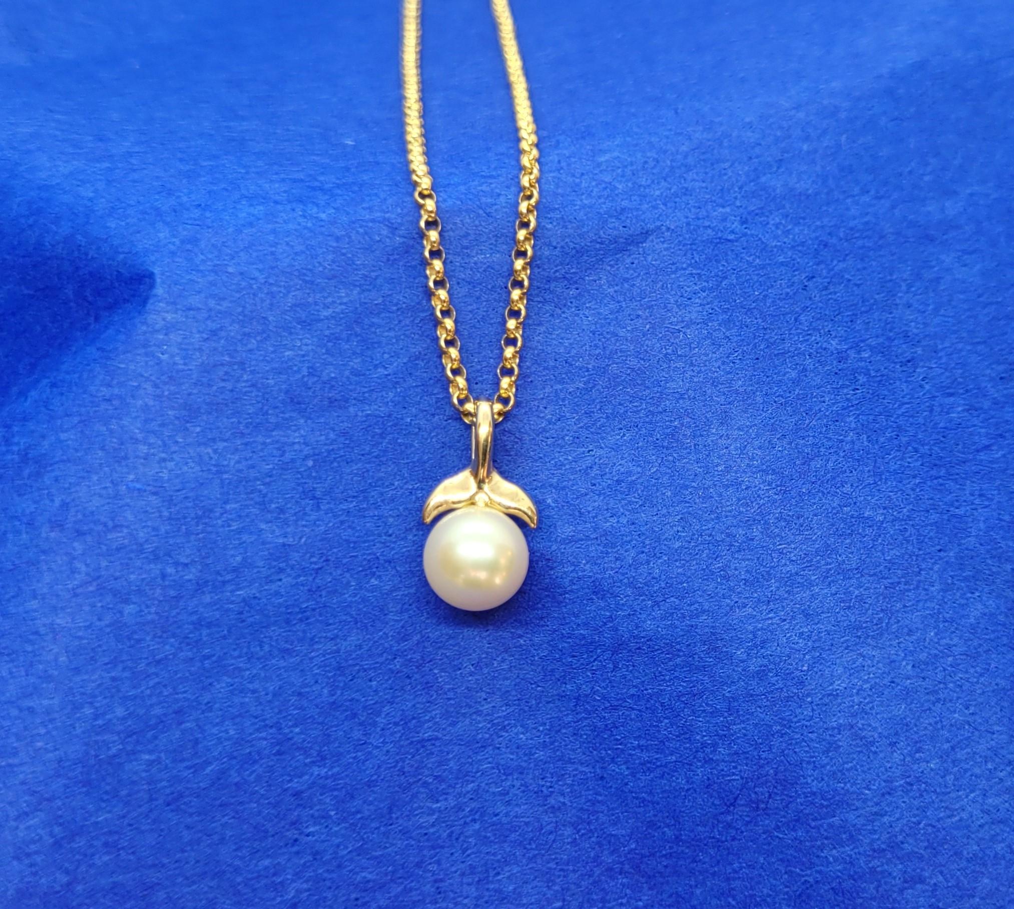 14kt Yellow Gold White Cultured Pearl Fin Pendant, 15mm x 8mm, 1 Gram, Stamped In Good Condition For Sale In Rancho Santa Fe, CA