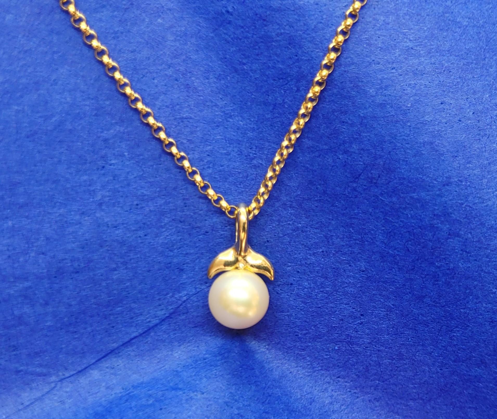 Women's 14kt Yellow Gold White Cultured Pearl Fin Pendant, 15mm x 8mm, 1 Gram, Stamped For Sale
