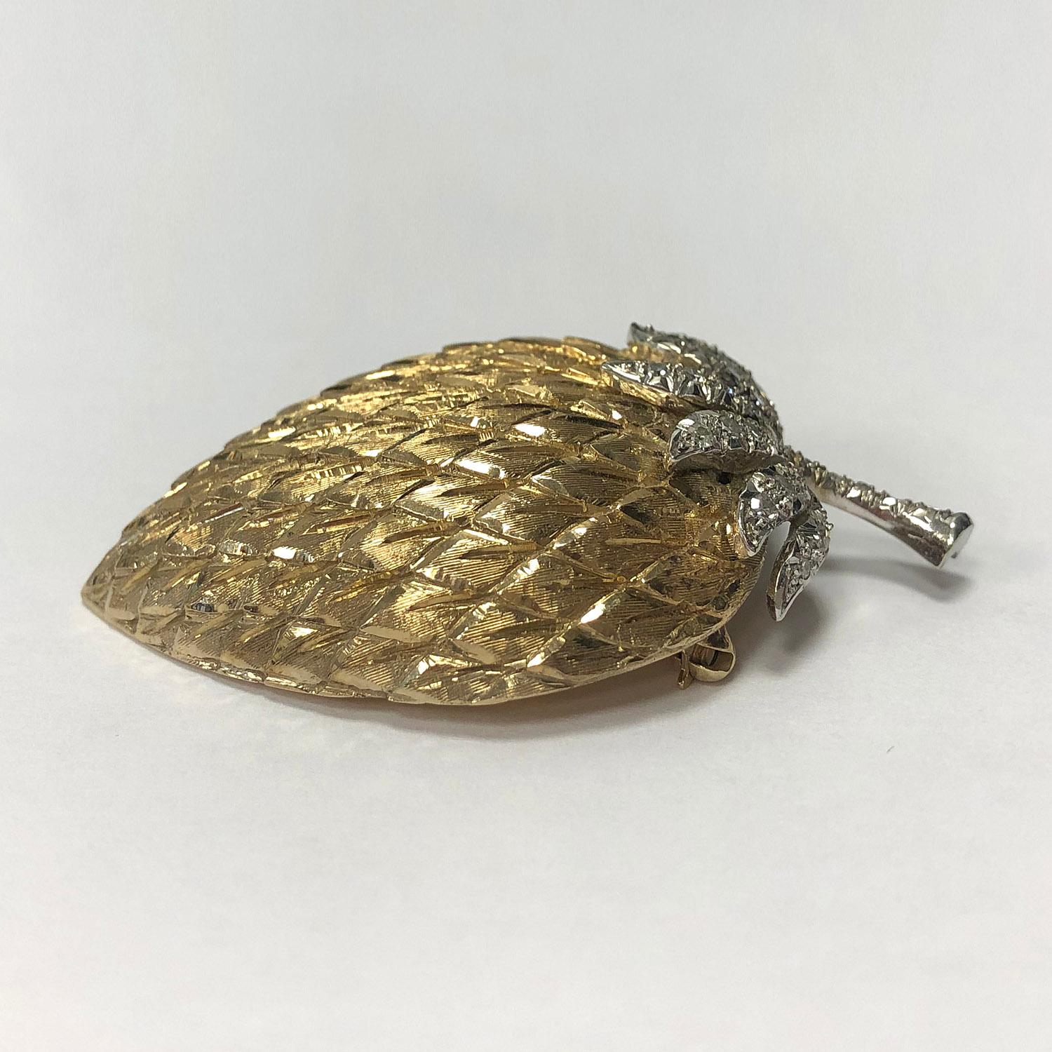 14Kt Yellow & White Gold Modern Strawberry Shaped Single Cut Diamond Brooch  In Excellent Condition For Sale In Montreal, Quebec