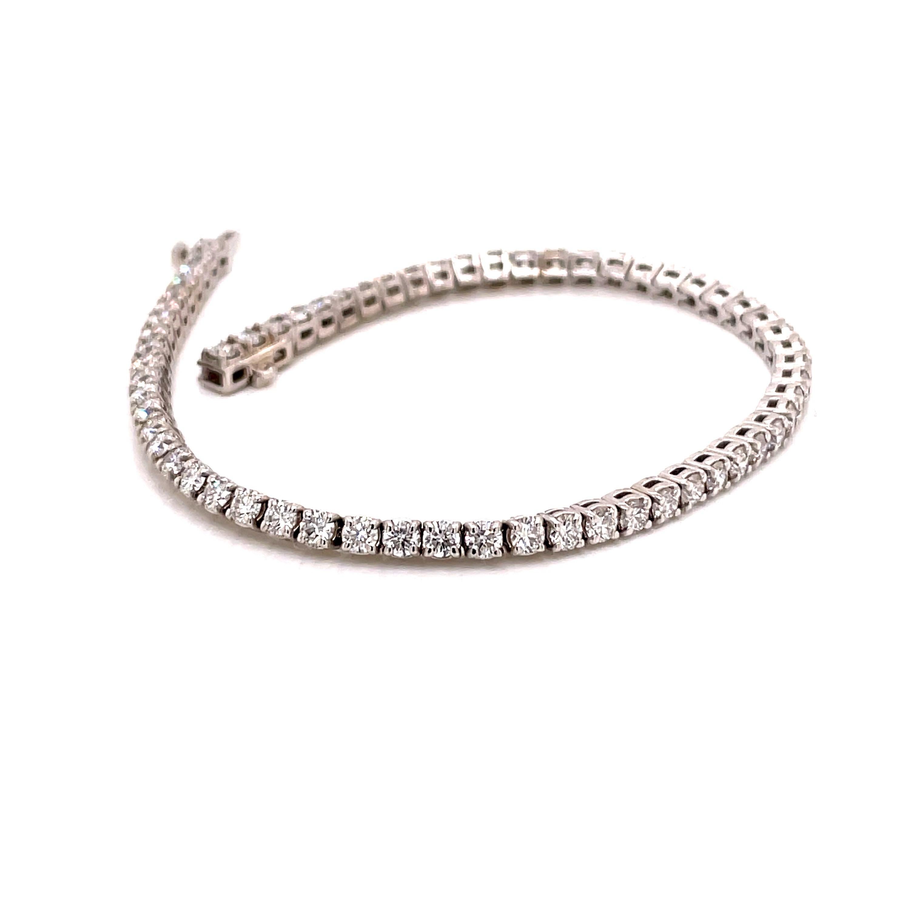 bracelet tennis en diamant 14KW 3.84ct - le bracelet contient 63 diamants ronds de taille brillant pesant 3.84ct avec une couleur E-F et une pureté SI1-SI2. Les diamants sont de taille idéale et sont sertis dans une corbeille à quatre griffes. Le