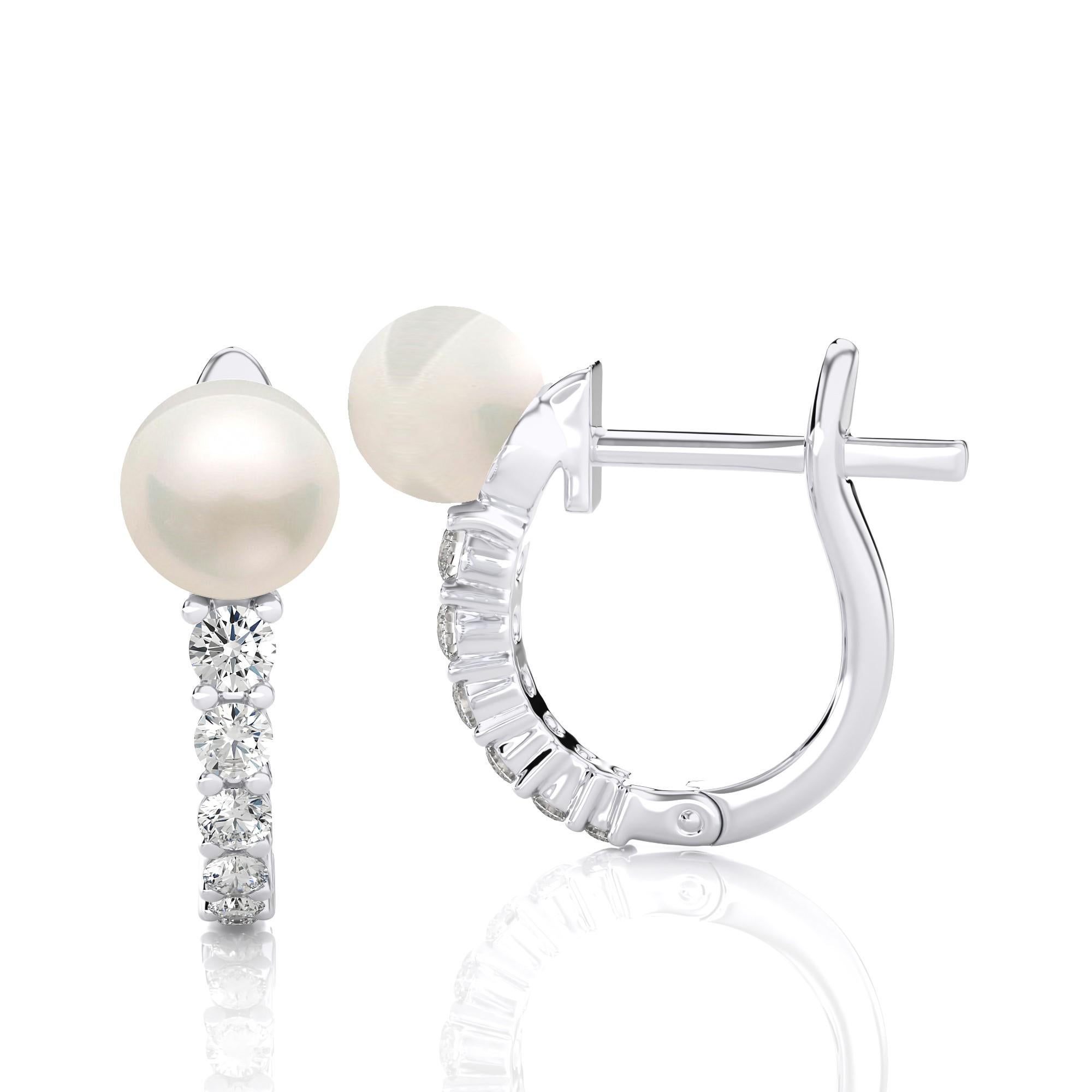 Boucles d'oreilles modernes en diamant et perle.

Dévoilez l'allure de ces remarquables boucles d'oreilles Huggie en diamant et perle, ornées d'authentiques diamants naturels extraits de la terre. L'ensemble comprend une rangée de diamants,