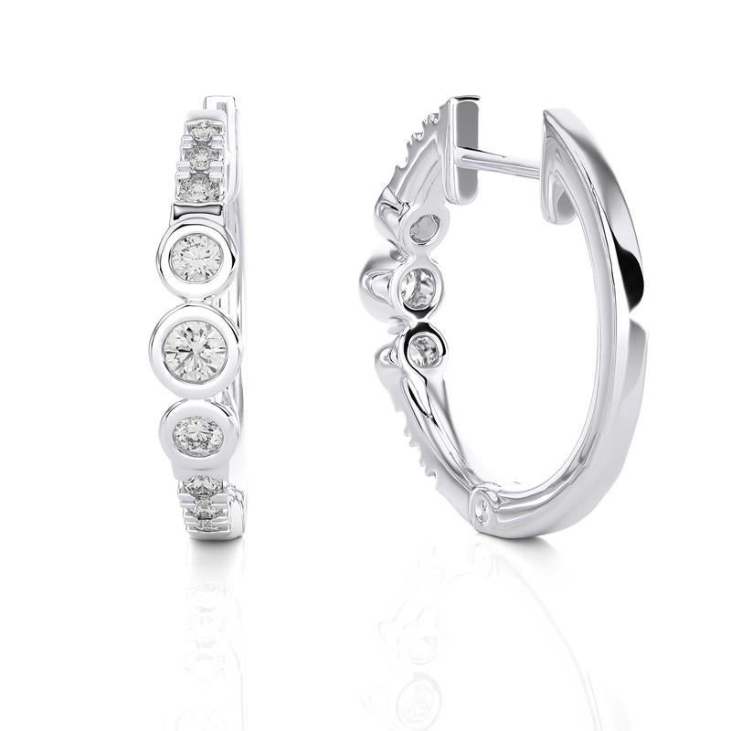 Una trinità di eleganza e versatilità. Questi squisiti orecchini huggie sono caratterizzati da tre splendide pietre, ognuna delle quali è sapientemente incastonata per garantire la massima sicurezza e brillantezza. Realizzati alla perfezione,