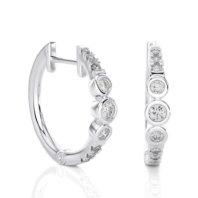 Taille ronde Or 14KW - Moderne  Boucles d'oreilles Huggie en diamant. (0.23 ct) en vente