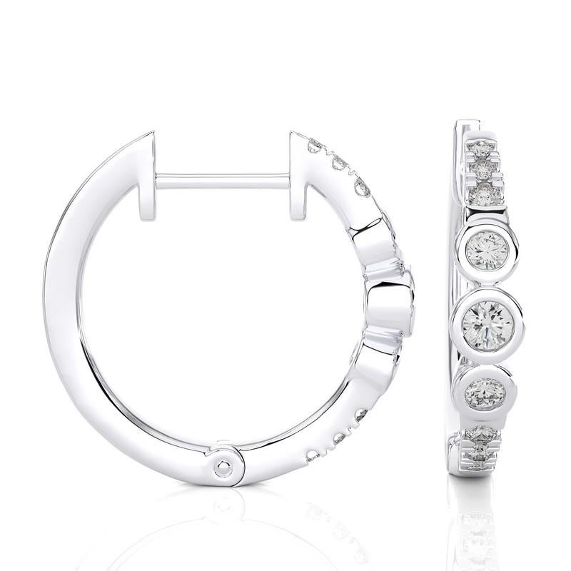 Oro 14KW - Moderno  Orecchini Huggie con diamanti. (0.23 Ct) In condizioni Nuovo in vendita a Paramus, NJ