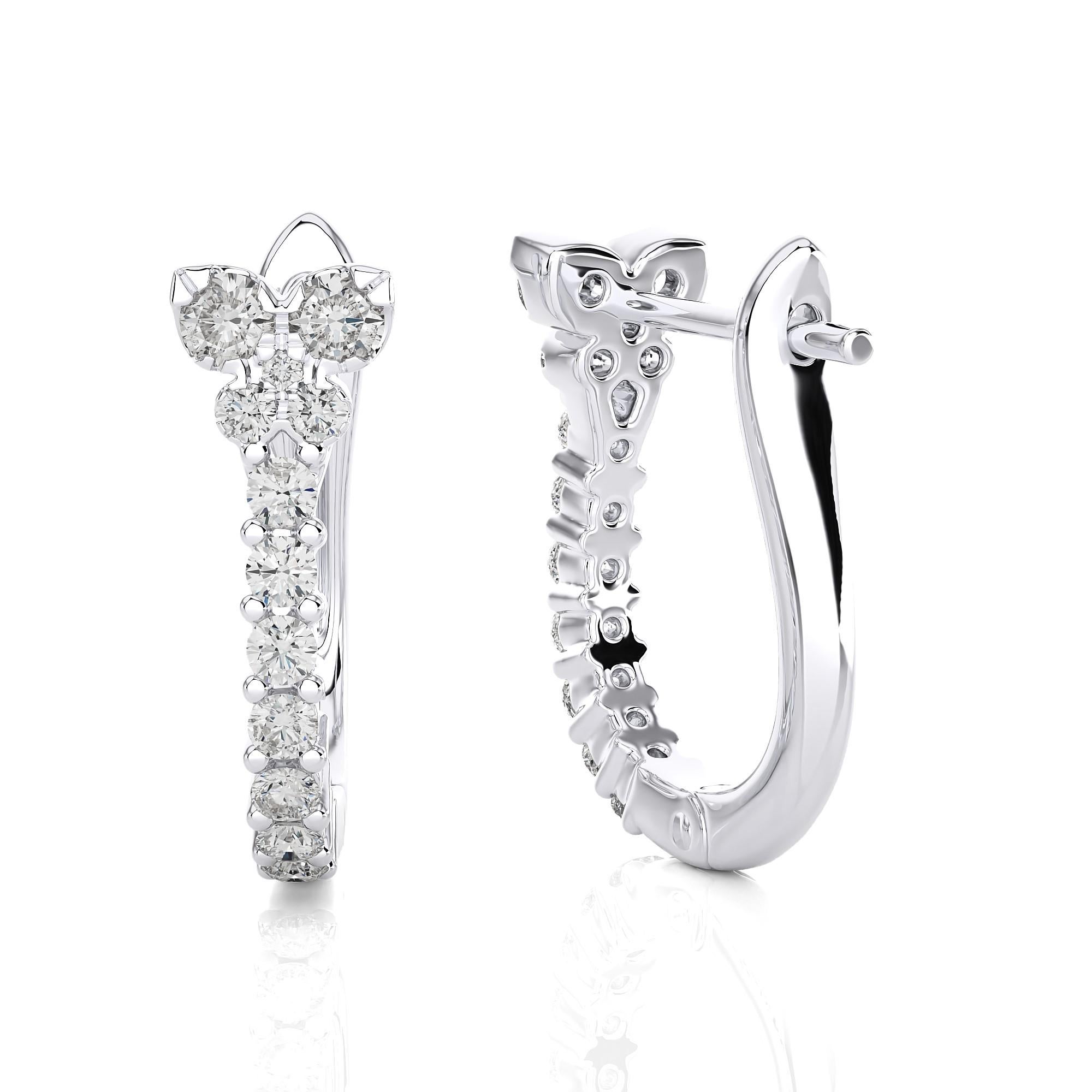 Moderne Diamant und Perle Huggie Ohrringe (0,31 Ct).

In diesem kosmischen Duo reiht sich eine Reihe von Diamanten mit einem Schmetterlingsmotiv auf der Oberseite wie funkelnde Sterne am Nachthimmel aneinander, makellos eingebettet in eine