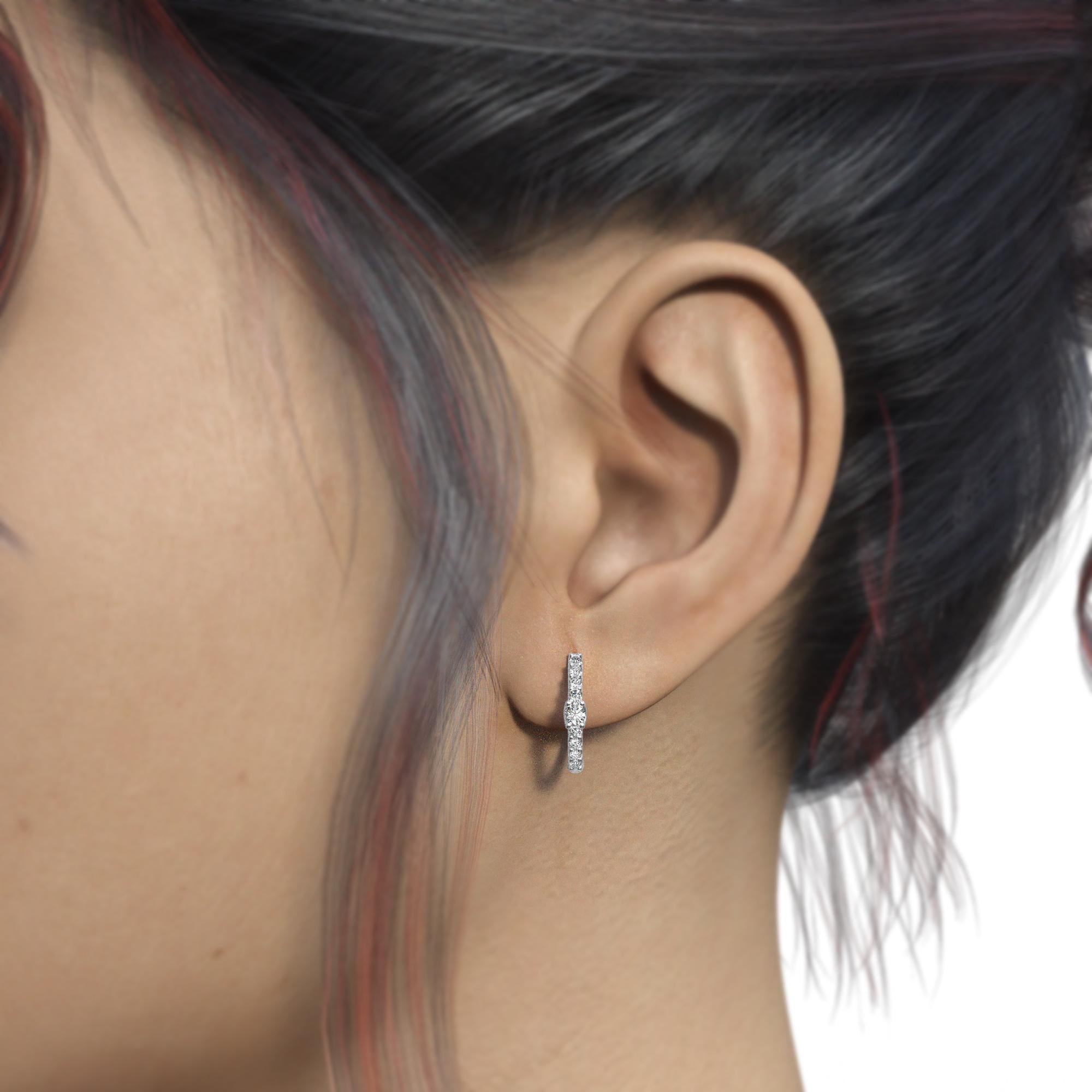 Boucles d'oreilles Huggie en or 14 carats avec diamants modernes (0,44 carat) Neuf - En vente à Paramus, NJ