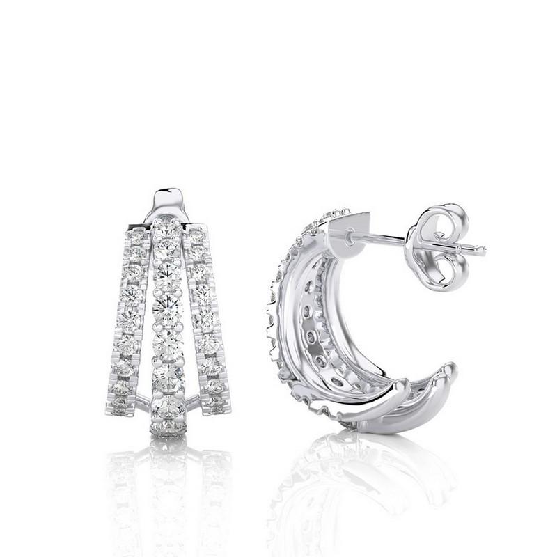 Diamant moderne et  40Boucles d'oreilles Huggie (0,70 ct).

Au sein de ce duo cosmique, une rangée de diamants  parfaitement nichés dans une monture classique à 4 branches, embrassant leur éclat dans une symphonie céleste. 
Lorsque vous les portez,