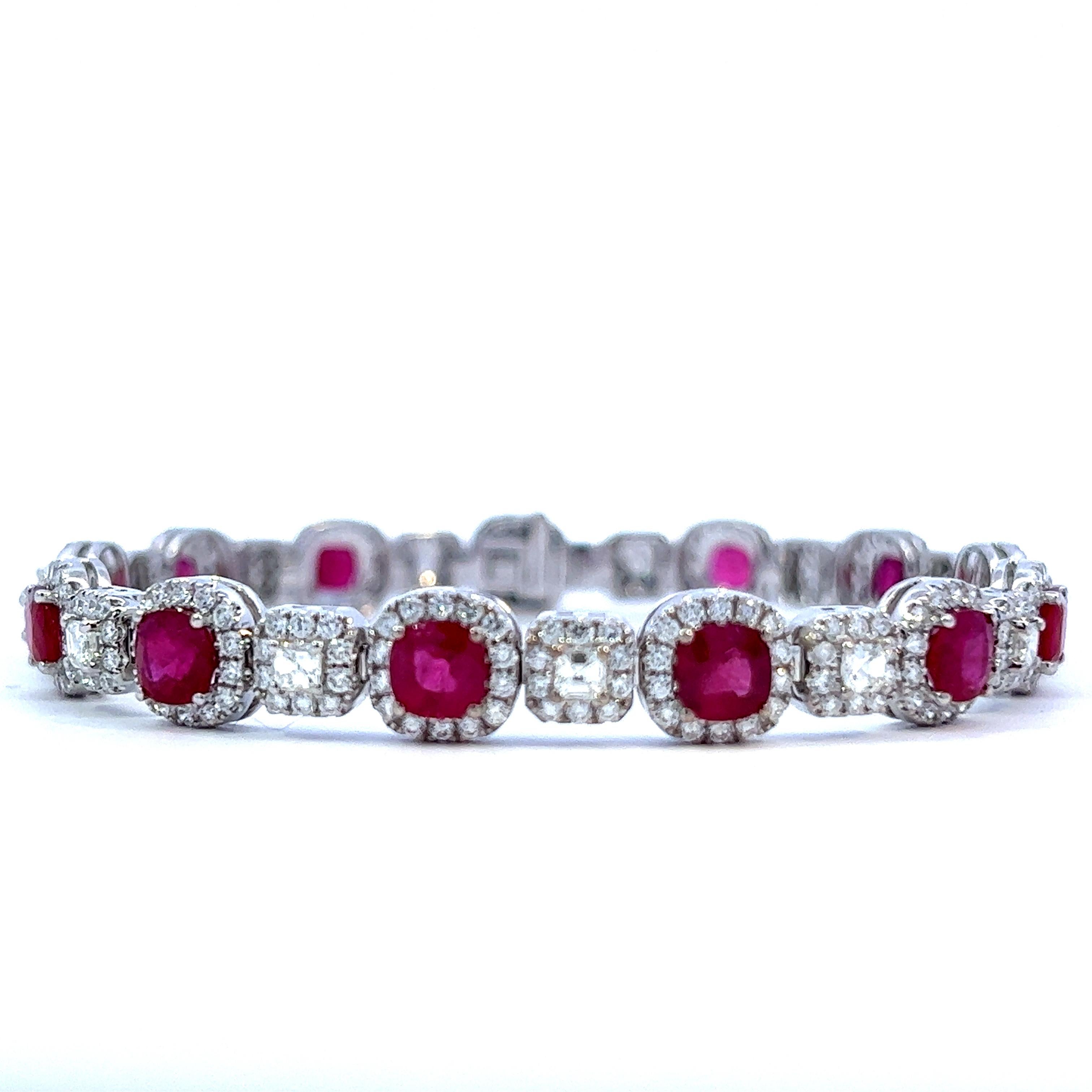  Sumérgete en la elegancia atemporal de esta exquisita pulsera de oro blanco de 14 quilates adornada con un cautivador conjunto de rubíes y diamantes. El punto focal de esta pulsera es un impresionante rubí talla cojín de 9,03 quilates, que