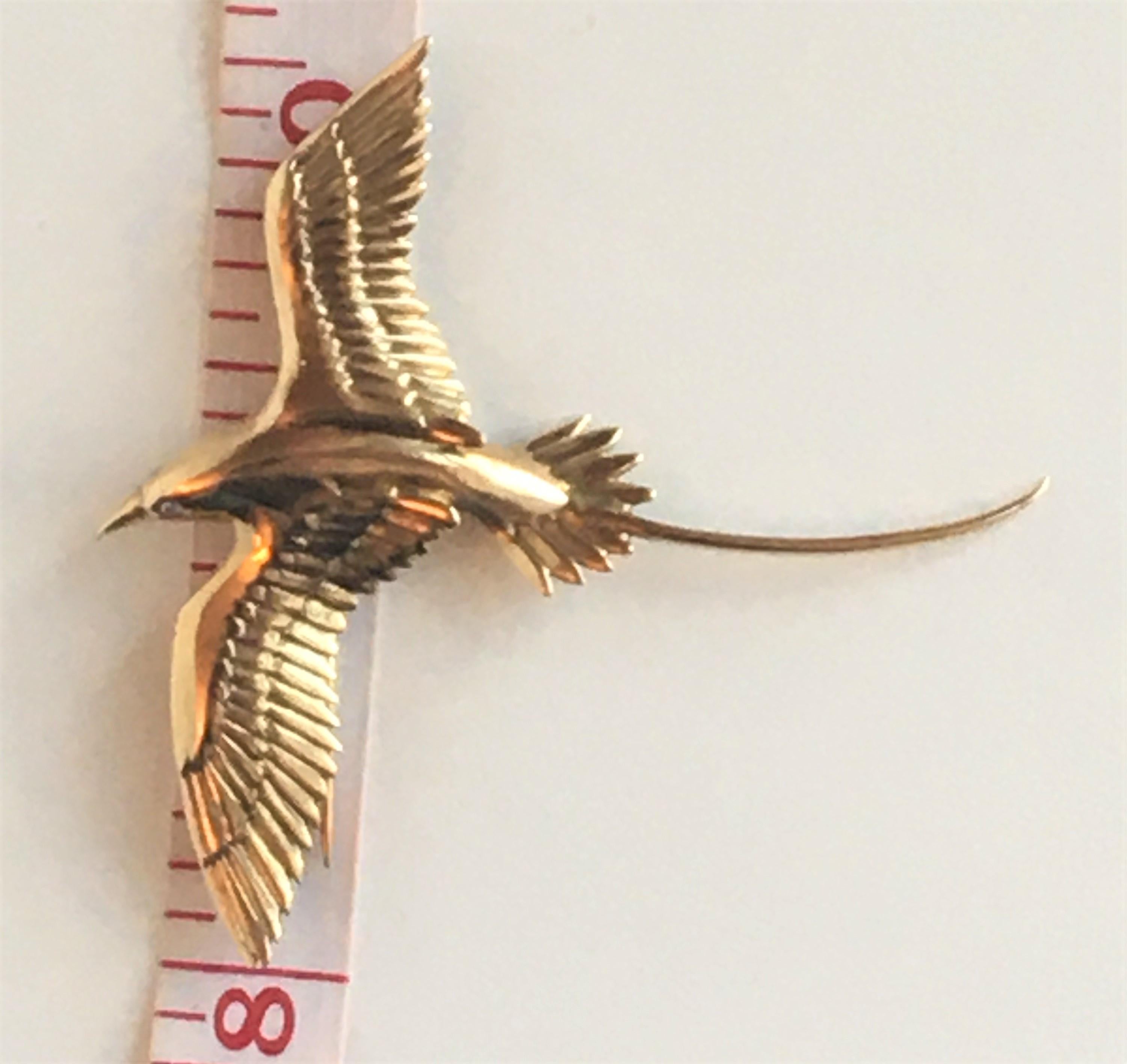 14 Karat Yellow Diamond Long-Tailed Bird Brooch In Excellent Condition For Sale In Cincinnati, OH