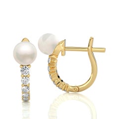 Boucles d'oreilles huggies modernes en or 14 carats avec diamants et perles (0,28 carat).