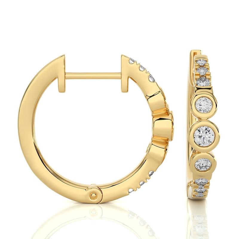 Oro 14KY - Moderno  Orecchini Huggie con diamanti. (0.23 Ct) In condizioni Nuovo in vendita a Paramus, NJ