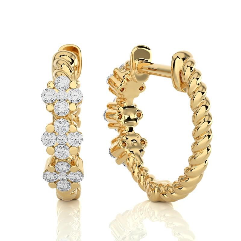 Oro 14KY - Tre fiori  Orecchini Huggie con diamanti (0,21 carati).
Un bouquet fiorito di eleganza e brillantezza. Questi squisiti orecchini huggie presentano tre fiori di diamante delicatamente lavorati, con un peso totale di 0,21 carati, che