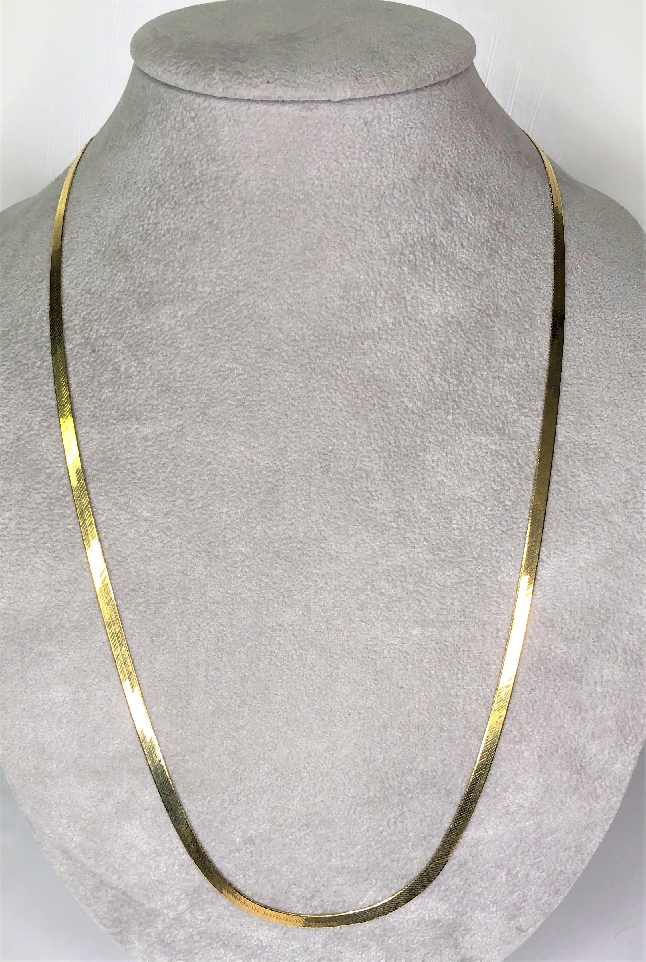 This classic necklace shines from across the room!
In excellent condition!
14 karat yellow gold, approximately 3.5mm
Matinee style, 24 inches long
Lobster clasp stamped 