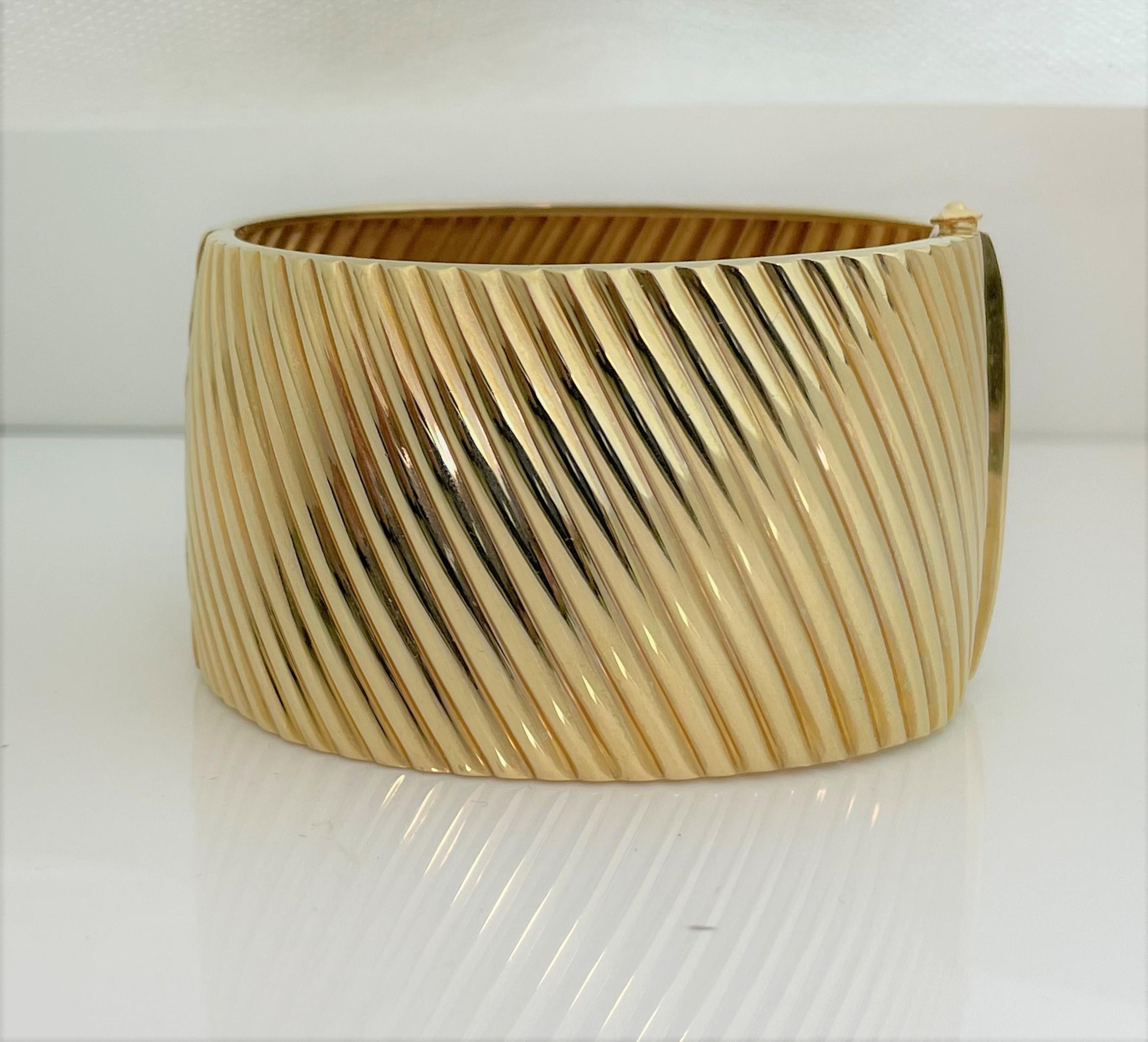 Pulsera de bisagra acanalada grande de 14 quilates en Excelente estado para la venta en Cincinnati, OH