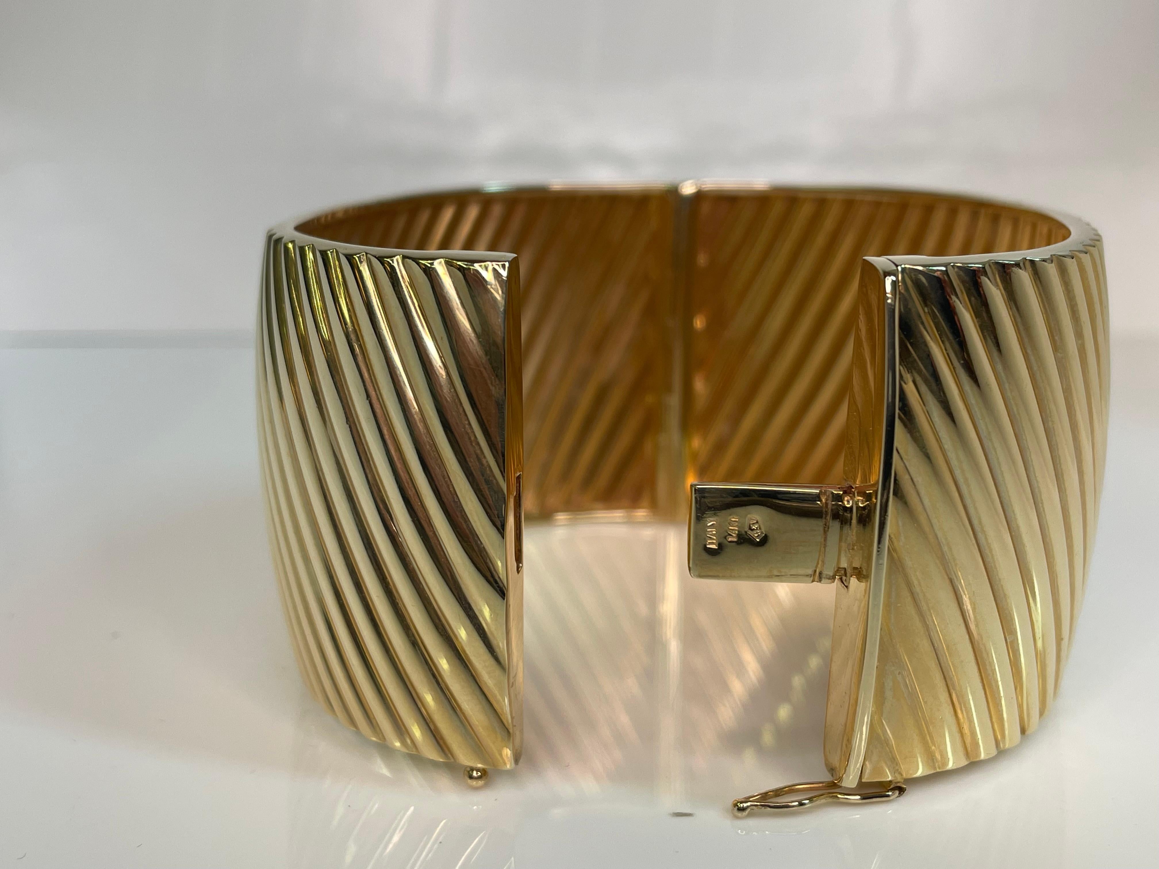 14ky Large Ribbed Hinged Cuff Bracelet In Excellent Condition For Sale In Cincinnati, OH