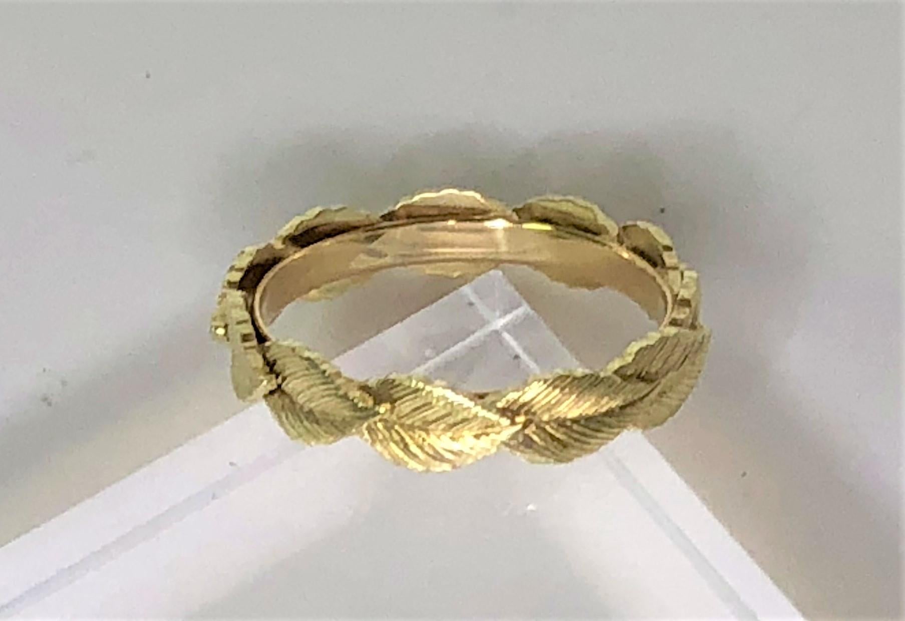 Simply elegant, easy to wear, unique ring!
14 karat yellow gold.
Overlapping 