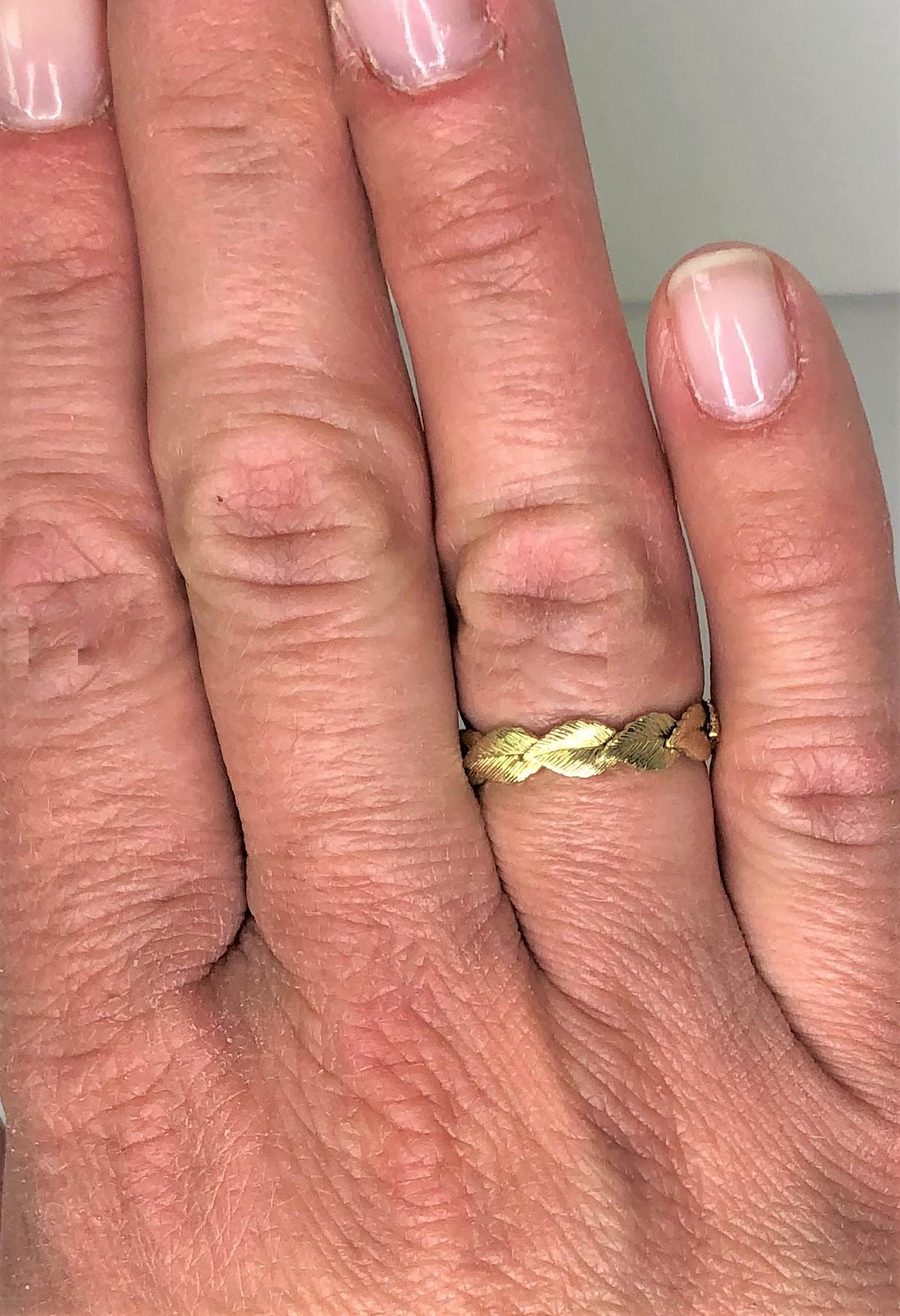 gold ring with leaf design