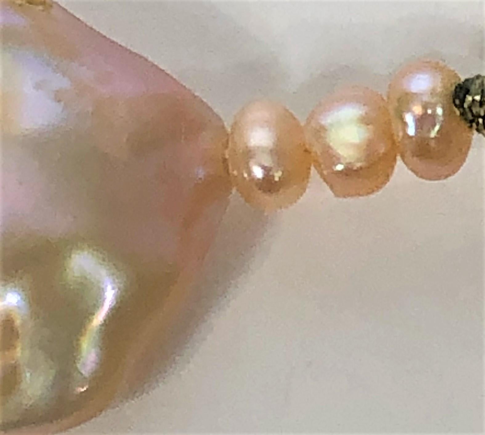 14KY Peach Coin Pearl Knotted Necklace In Excellent Condition For Sale In Cincinnati, OH