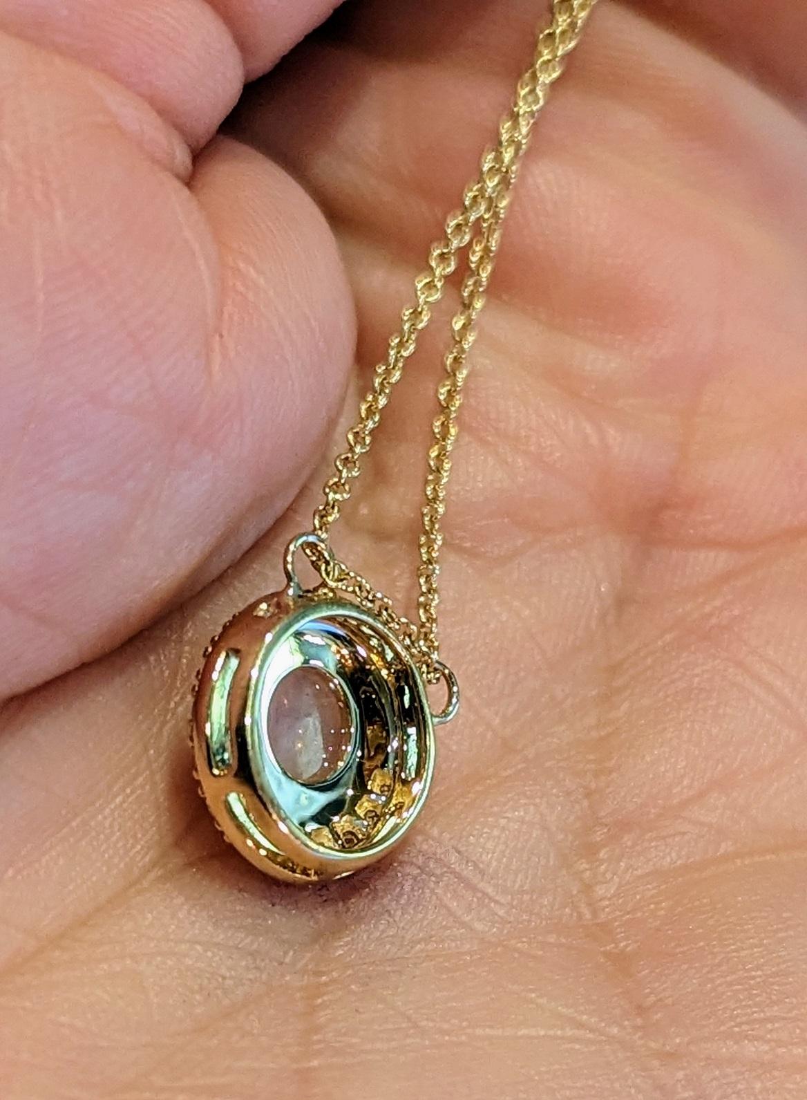 Contemporain Collier pendentif 14ky avec opale éthiopienne de 7,5 mm et diamants en vente