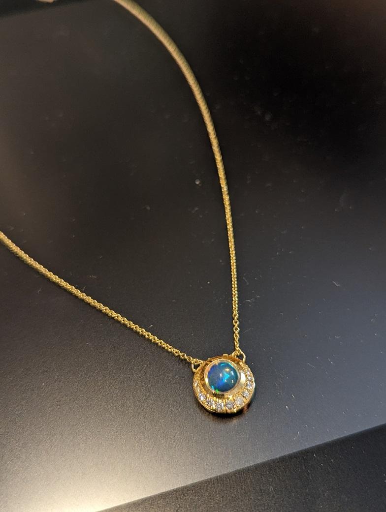 Taille ronde Collier pendentif 14ky avec opale éthiopienne de 7,5 mm et diamants en vente
