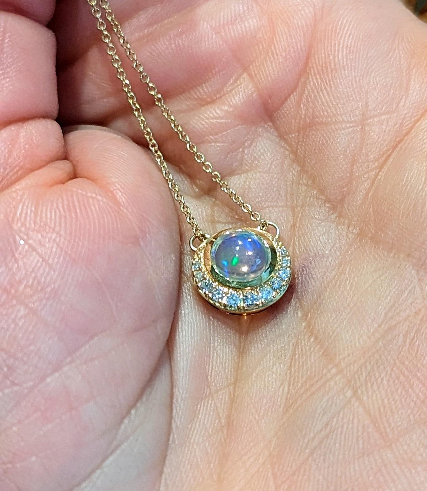 Collier pendentif 14ky avec opale éthiopienne de 7,5 mm et diamants Neuf - En vente à Carlisle, MA