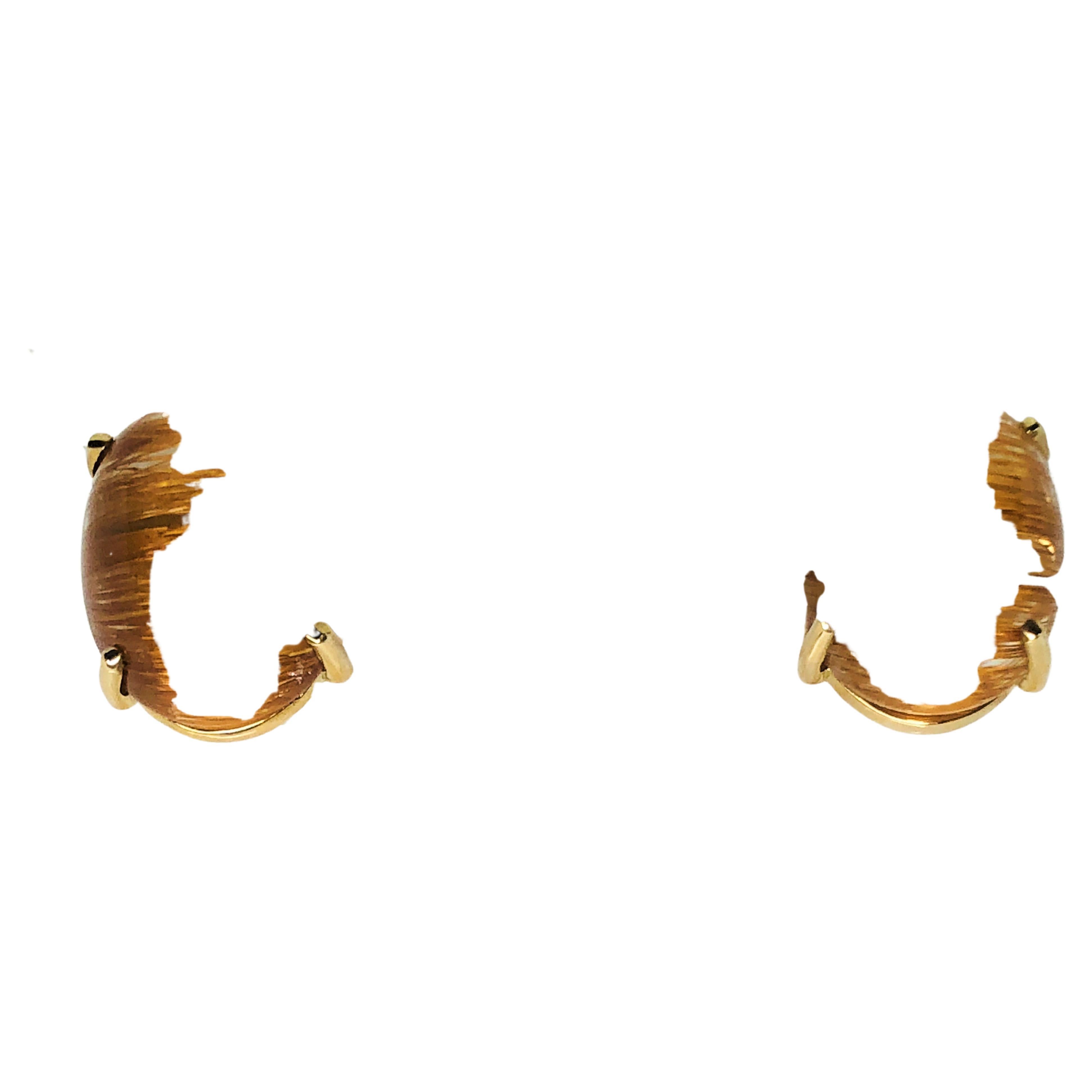 Ces boucles d'oreilles en quartz rutile sont faciles à porter au quotidien.
Belle couleur brune chaude avec de fortes rayures horizontales dorées.
De forme ovale, il est serti de 4 griffes.
or jaune 14 karat.
La tige est positionnée dans le tiers
