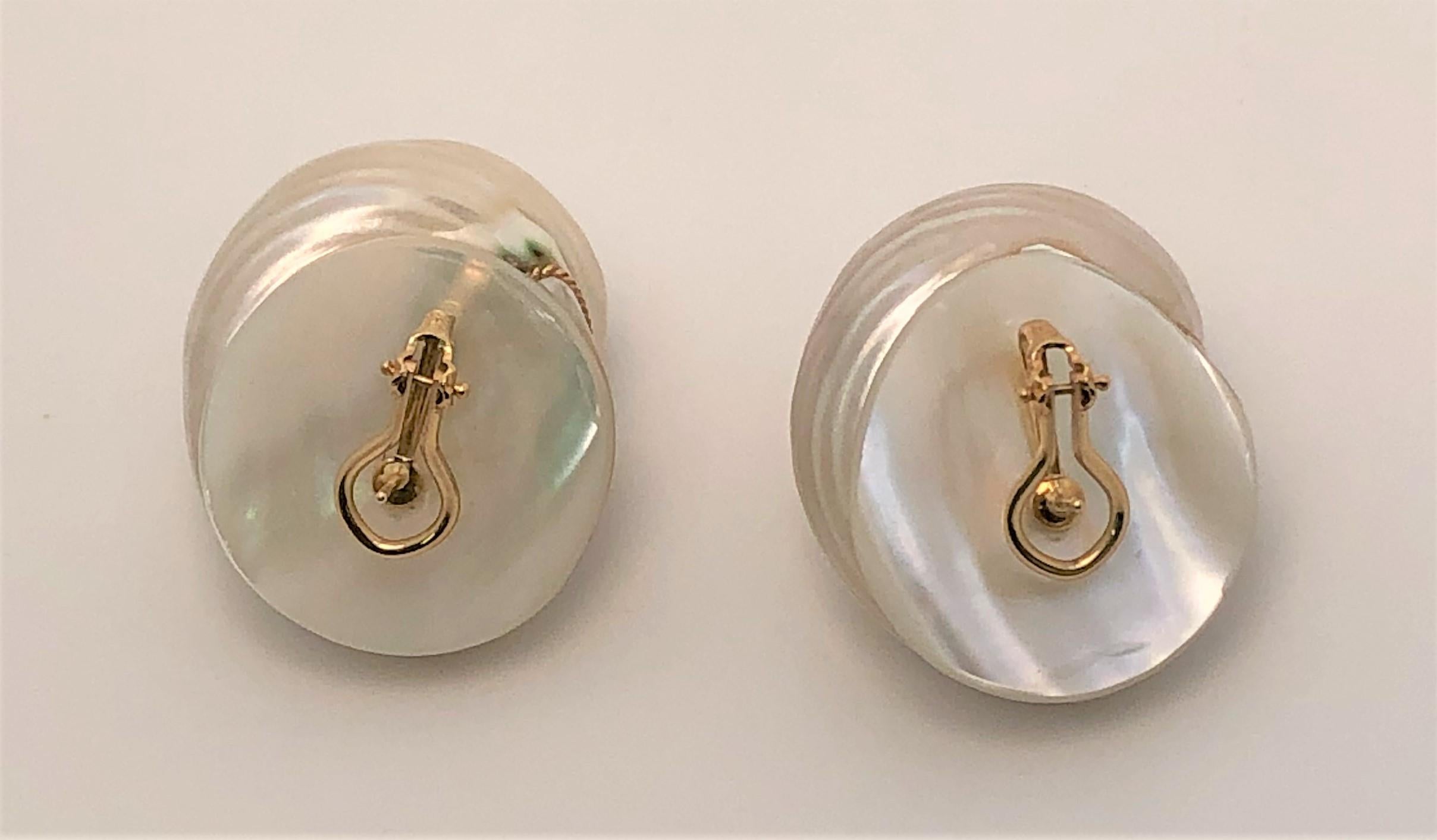 14 Karat Yellow Turbo Sea Shell Earrings In Excellent Condition In Cincinnati, OH