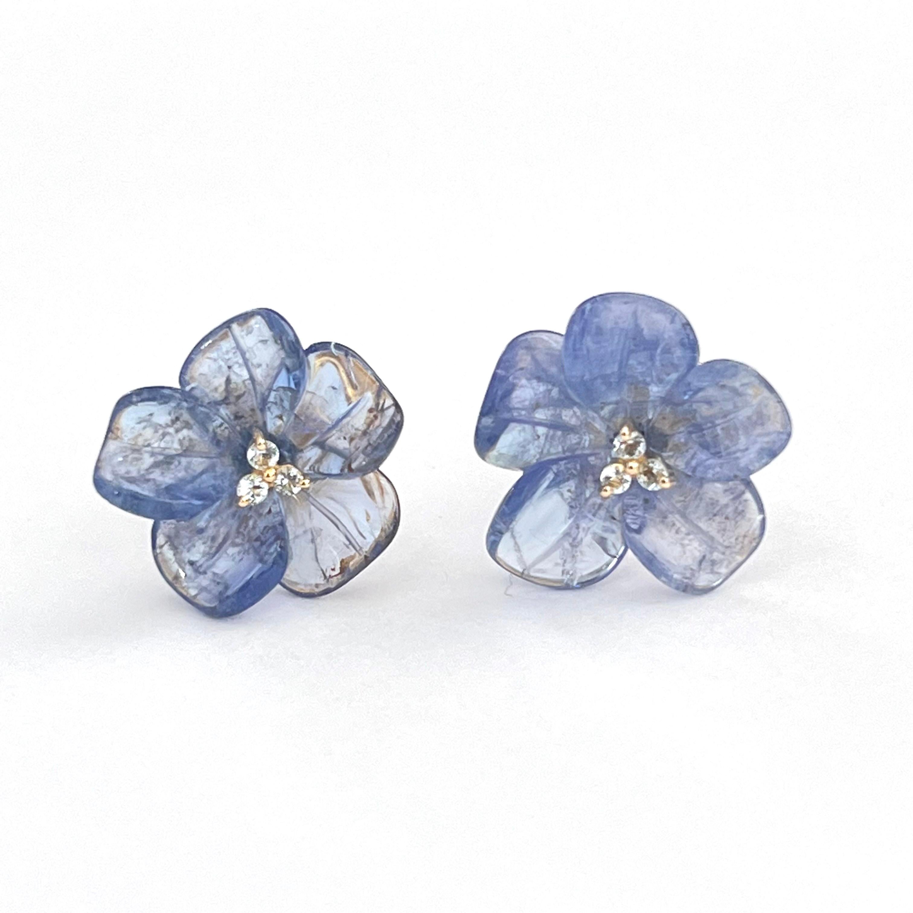 14k Gelbgold geschnitzte Tansanit-Blumen-Ohrstecker (Zeitgenössisch) im Angebot