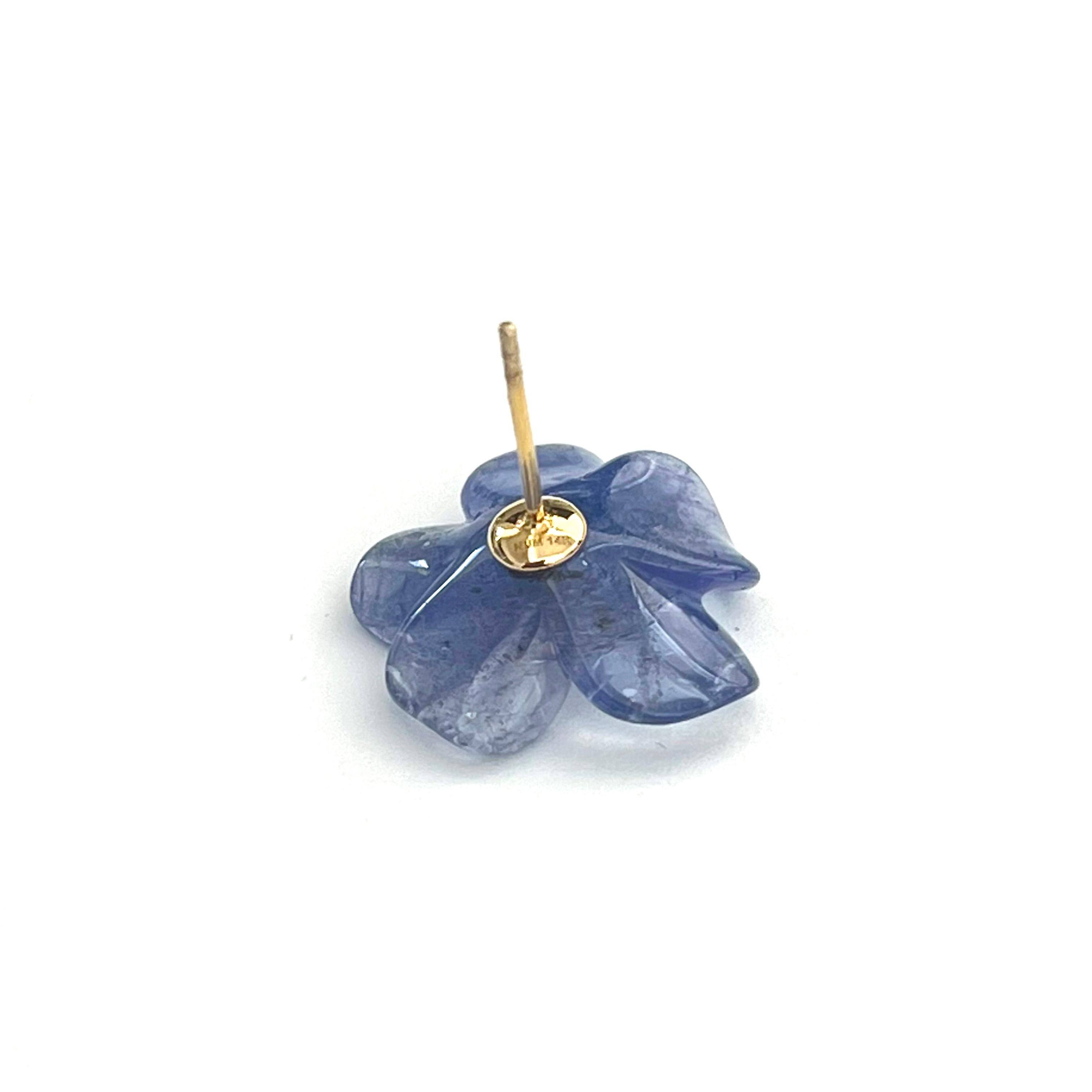 14k Gelbgold geschnitzte Tansanit-Blumen-Ohrstecker im Angebot 1