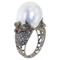 Bague baroque en or noir 18 carats avec perle blanche, diamant et saphir 14 mm