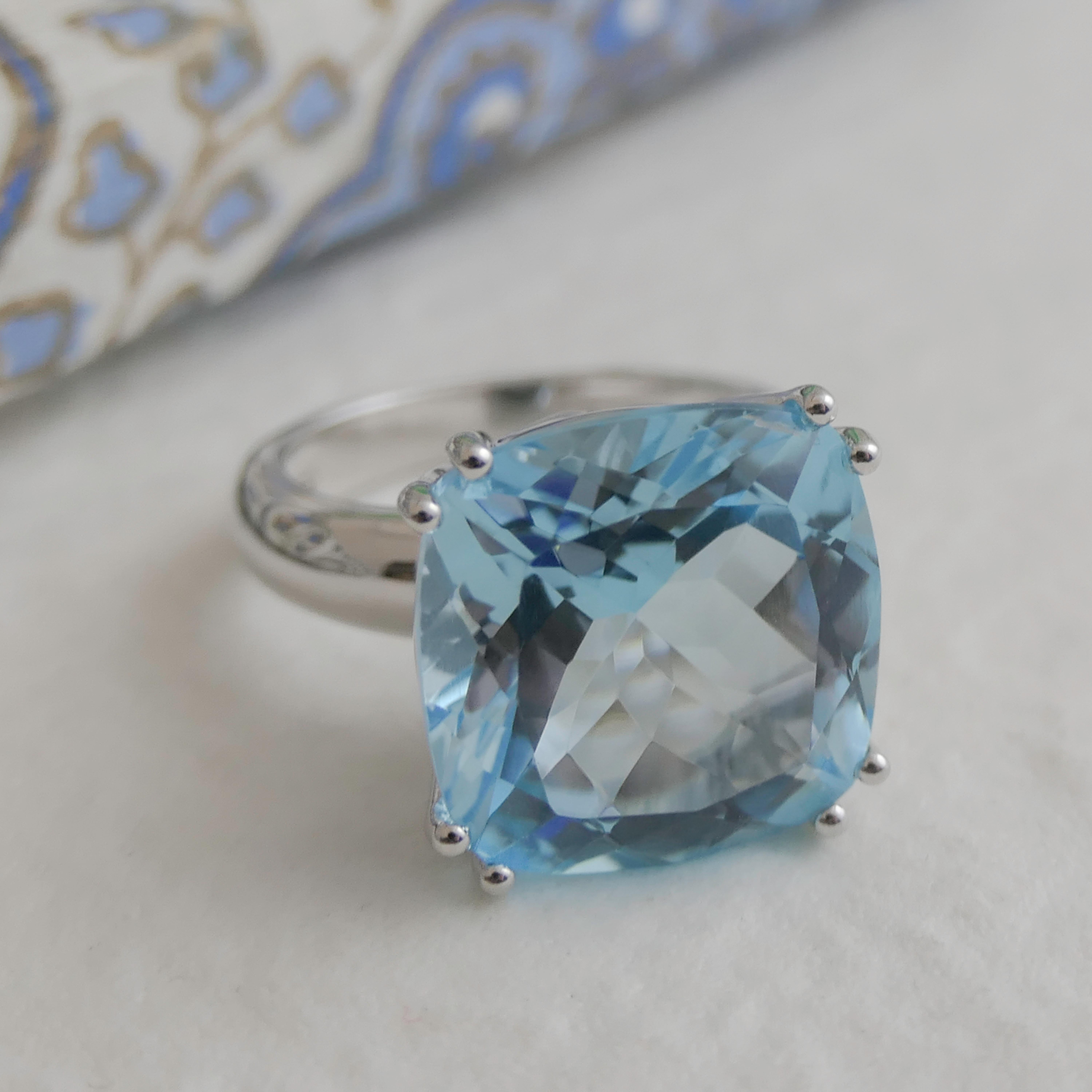Taglio a cuscino 14x14 mm   Il topazio blu è incastonato nell'argento sterling.  

Disponibile nelle taglie 6, 7  8 e 9.   Comunicami la taglia che desideri al momento dell'ordine.