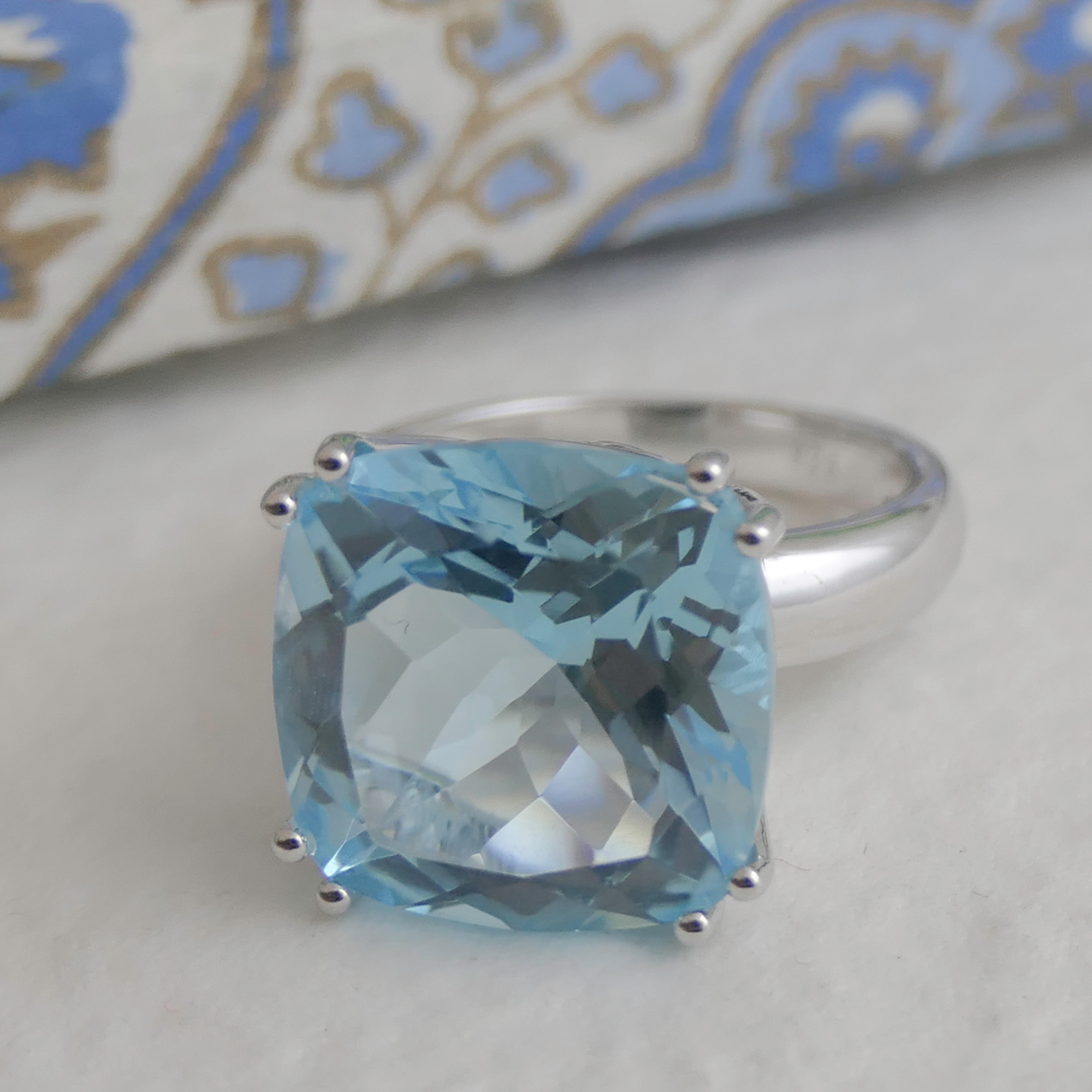 Taglio cuscino 14 mm   Anello da cocktail in argento massiccio con topazio blu in vendita