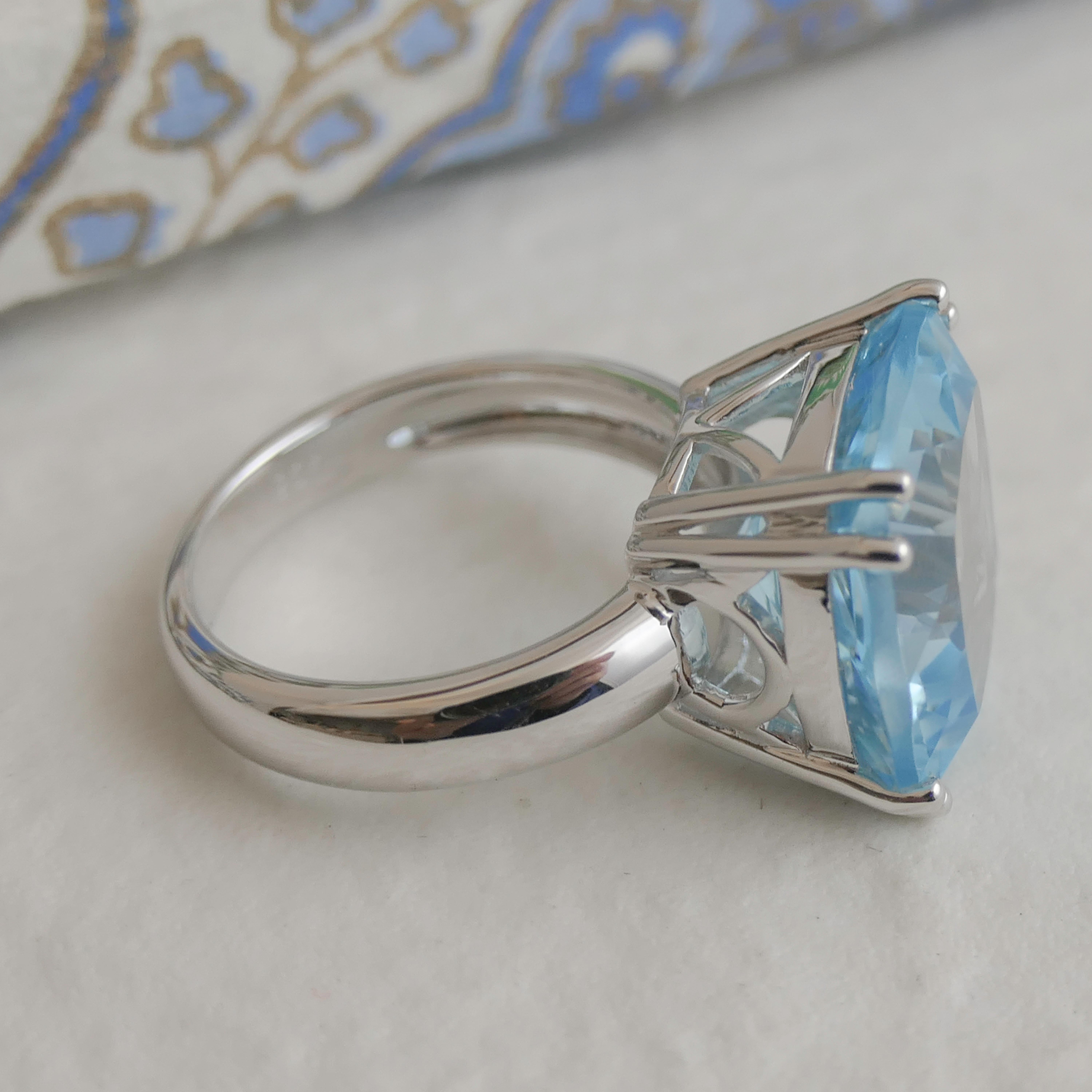 14 mm   Anello da cocktail in argento massiccio con topazio blu In condizioni Nuovo in vendita a Oslo, 03