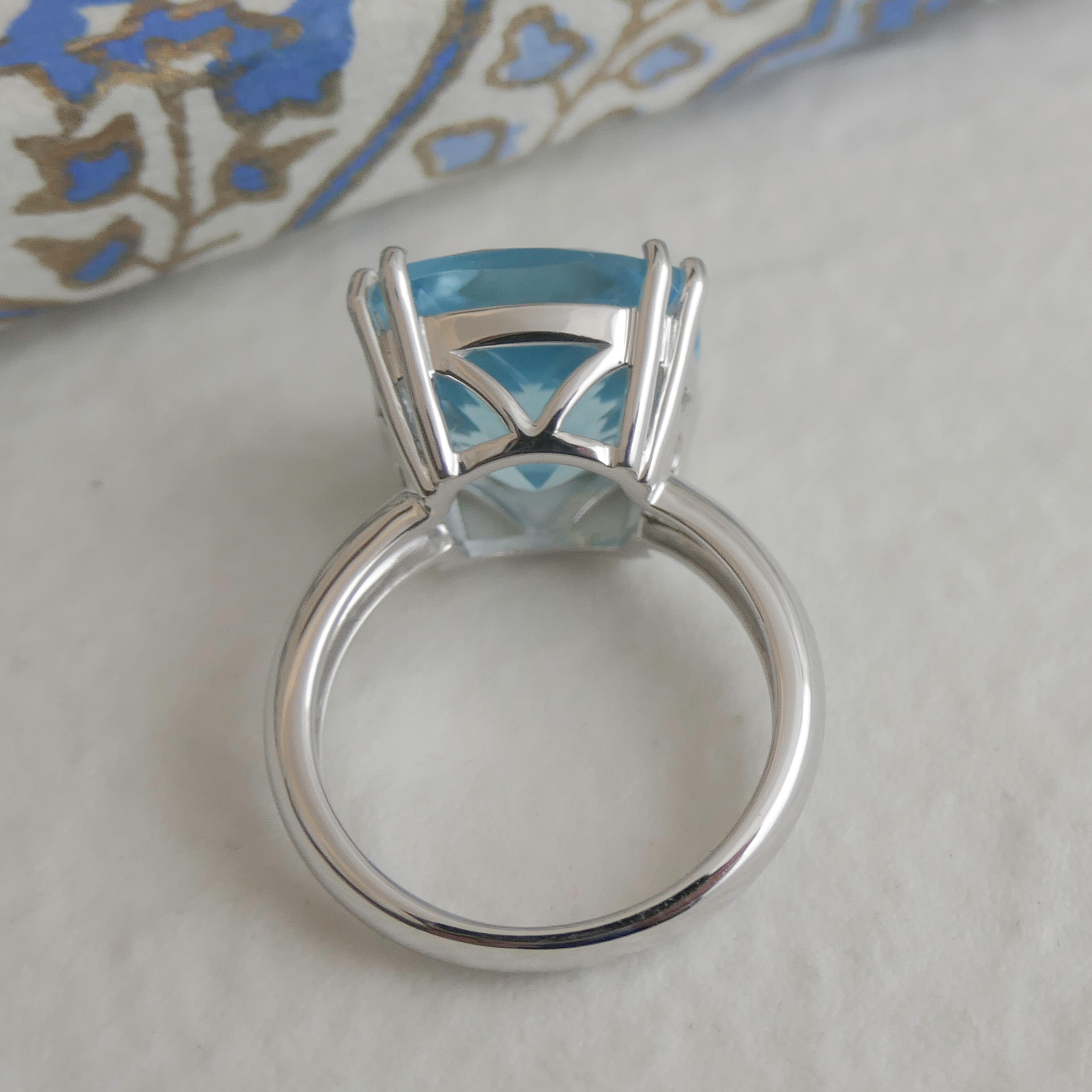 Donna 14 mm   Anello da cocktail in argento massiccio con topazio blu in vendita